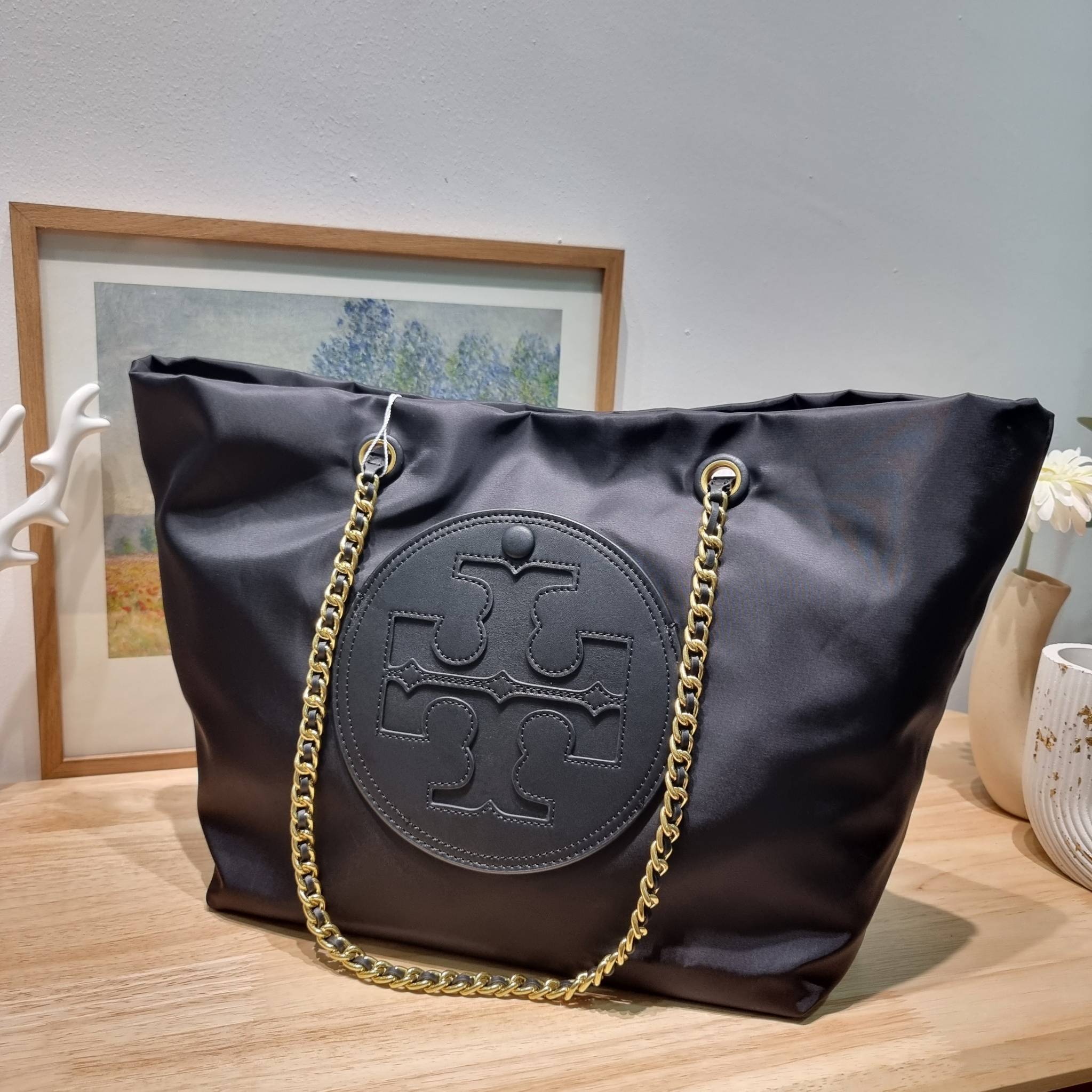 TORY BURCH Ella Chain Tote Bag / TORY TOTE NYLON BAG พร้อมส่ง 4 สี กระเป๋าสะพายทรงโท้ทใบใหญ่ จุของไปเลยแน่นๆ รูปทรงคลาสสิคชวนใช้ โดดเด่นด้วย patch โลโก้ แนะนำรีบสั่งใช้ไปสวยก่อนใครได้เลยน้า