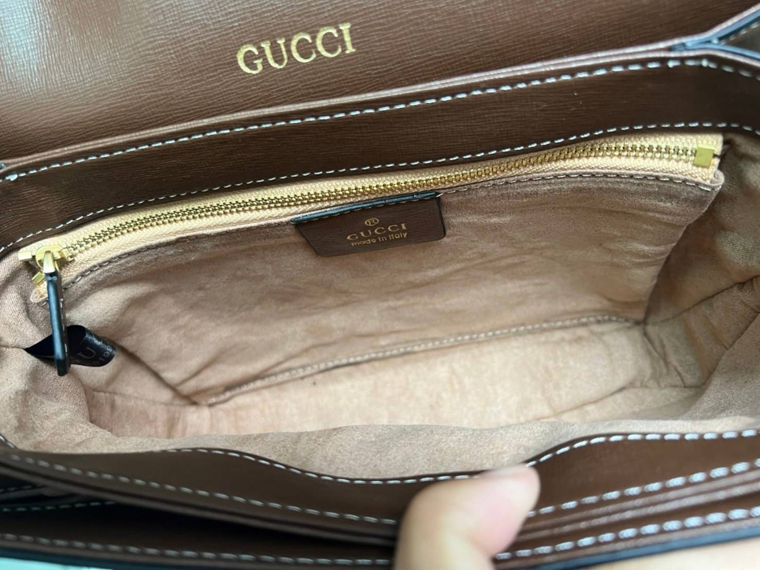 Gucci Horsebit Shoulder Bag กระเป๋าสะพายไหล่ วัสดุผ้าใบ GG Superme ตัดแต่งหนังแท้ สายสะพายไหล่ปรับระดับได้ ด้านในมี 1 ช่องซิป อะไหล่ทองหรูหรา ดาราเซเลปใช้เพียบ ไม่มีเอ๊า เรียบหรูดูแพงสุดๆค่า