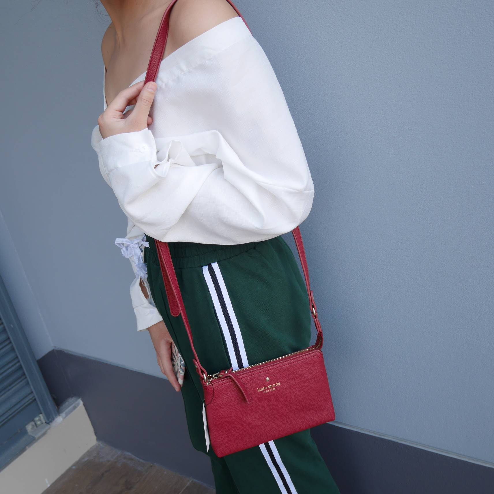 KATE SPADE NEW YORK กระเป๋าสะพายขนาดเล็ก หนังนิ๊มนิ่ม เปิดปิดด้วยซิป มีที่จับหนังเก็ๆ ด้านในมีช่องซิป+ช่องใส่ของจุกจิก ใส่กปต.สั้น + มือถือได้ทุกรุ่น น้ำหนักเบา สายพะพายปรับได้แบบเข็มขัด สะพายชิวๆ Minimal look น่ารักมากๆค่ะ