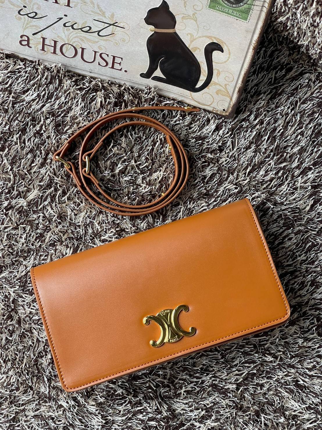 CELINE TRAPEZE TRIOMPHE BAG ดีไซน์เรียบหรู Timeless โดดเด่นมีเอกลักษณ์ ใช้ได้หลายโอกาส แมทช์กับการแต่งตัวง่าย จึงครองใจสาว ๆ ได้ไม่ยาก โดยเป็นกระเป๋าสะพายไหล่ที่อัดแน่นด้วยกลิ่นอายความคลาสสิกและหรูหราตามแบบฉบับของ Celine ด้านหน้าตกแต่งด้วยโลโก้สีทองโดดเด่