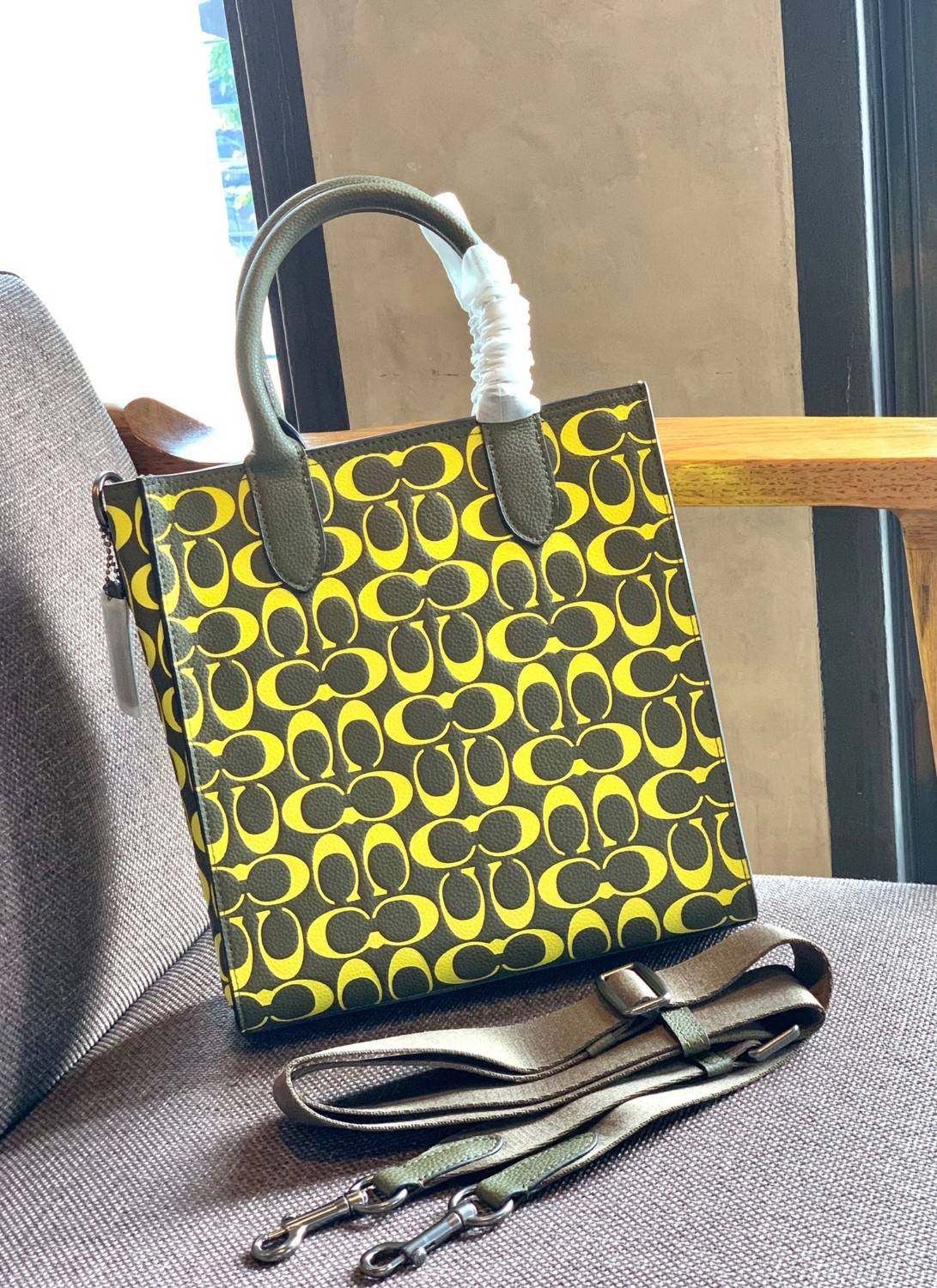 COACH COLORFUL GOTHAM TOTE SIGNATURE ((CA814)) รุ่นนี้ใช้ได้ทั้งผู้ชายและผู้หญิง ขนาดกลางๆกำลังสวยเลยค่ะ ใหม่ล่าสุด ก่อนใคร! กับกระเป๋าที่รังสรรค์สีออกมาได้สดใส เรียกได้ว่าจัดเต็มในเรื่องสีมีเดียวค่ะ หนังแท้ ลายหนังสวย บวกกับโลโก้แบรนด์ทั้งใบที่ลงลายสีได้