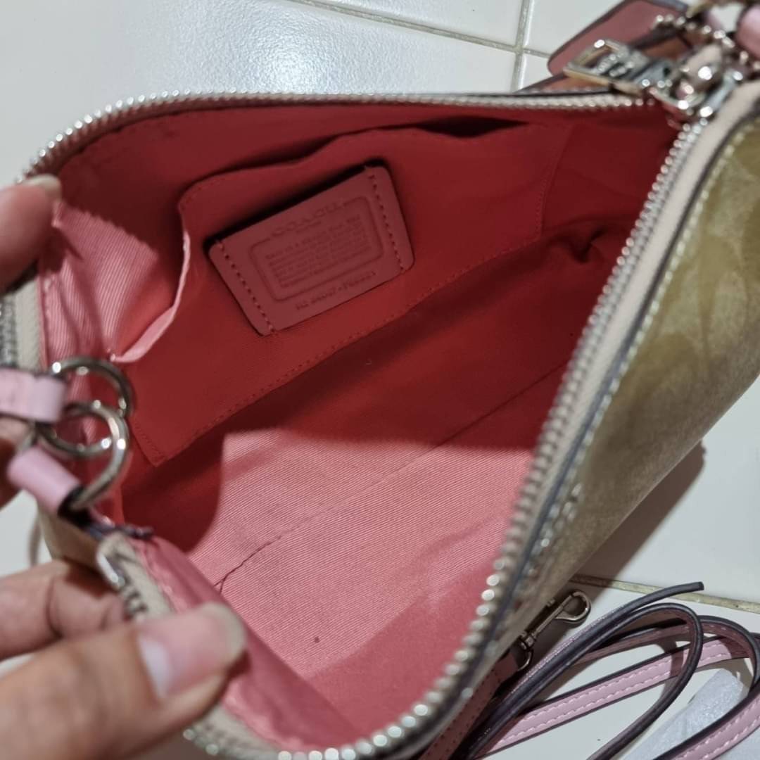 COACH F58321 TOP HANDLE POUCH อีกรุ่นฆ่าไม่ตาย!! 😎 ขายดีขายหมด ขายรวยขายปังๆ!! กระเป๋าพอชจากโค้ช ทรงใช้งานง่าย สะดวก กะทัดรัด วัสดุหนังแคนวาสเคลือบคุณภาพดี มาพร้อมสายคล้องในตัว และสายสะพาย crossbody ปรับเปลี่ยนได้ตามสไตล์ อีกหนึ่งไอเท็มที่สาวๆต้อง