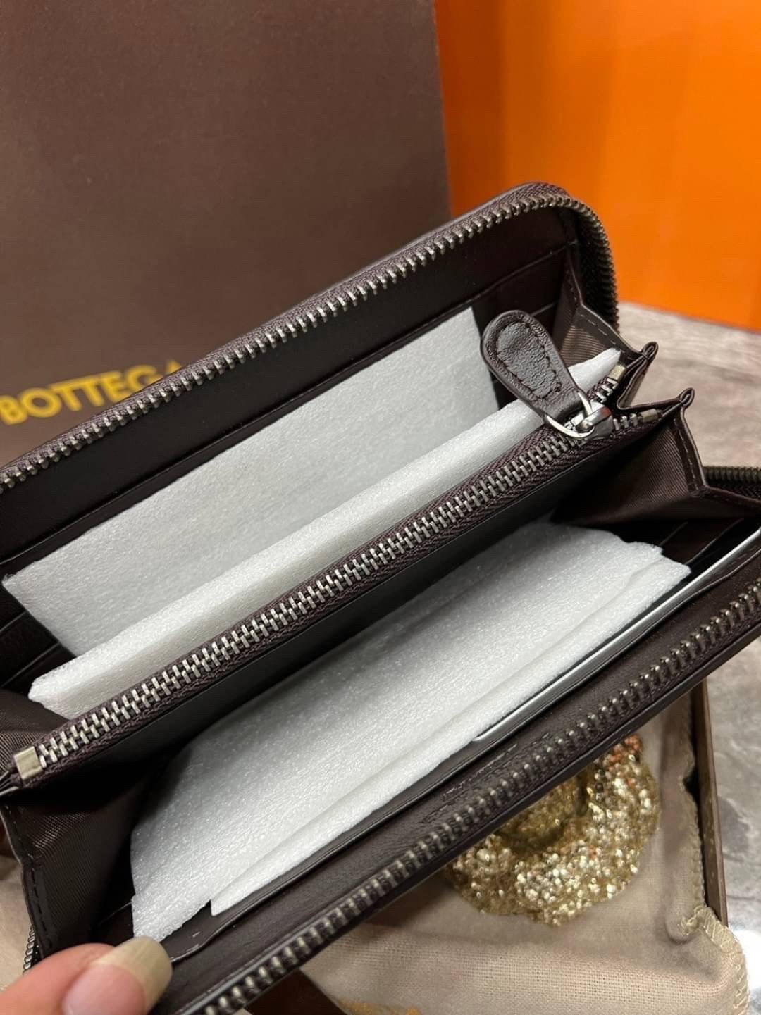 VIP 】หนังแท้ BOTTEGA VENETA LONG WALLET ZIP AROUND กระเป๋าสตางค์ใบยาวซิปรอบ รุ่นนี้หายากมากค่ะ เป็นรุ่นยอดนิยม ใช้ได้ทั้งหญิงชาย มาเท่าไหร่ไม่เคยพอเลยค่า เป็นรุ่นคลาสสิกที่หยิบมาใช้งานได้บ่อยที่สุด งานหนังแท้ทั้งใบสวยมากนะคะ ใช้ทนทานได้นานเลย ภาพสินค้าถ่า
