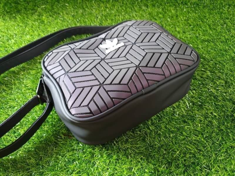 adidas 3D airline shoulder bag ทรงสปอร์ต รุ่นนี้มาใหม่ไฉไลกว่าเดิม แบบลาย 3D ใหม่สวยๆ ด้านหน้าติดโลโก้แบรนด์ บนพื้น 3D ด้านหลังพื้นเรียบมีช่องซิป รุ่นนี้มีที่จับสามารถถือได้หยิบใช้งานสะดวก เปิดปิดด้วยซิปอะไหล่ปั๊มแบรนด์ ด้านในเป็นช่องกว้าง มีช่องซิปด้านใน