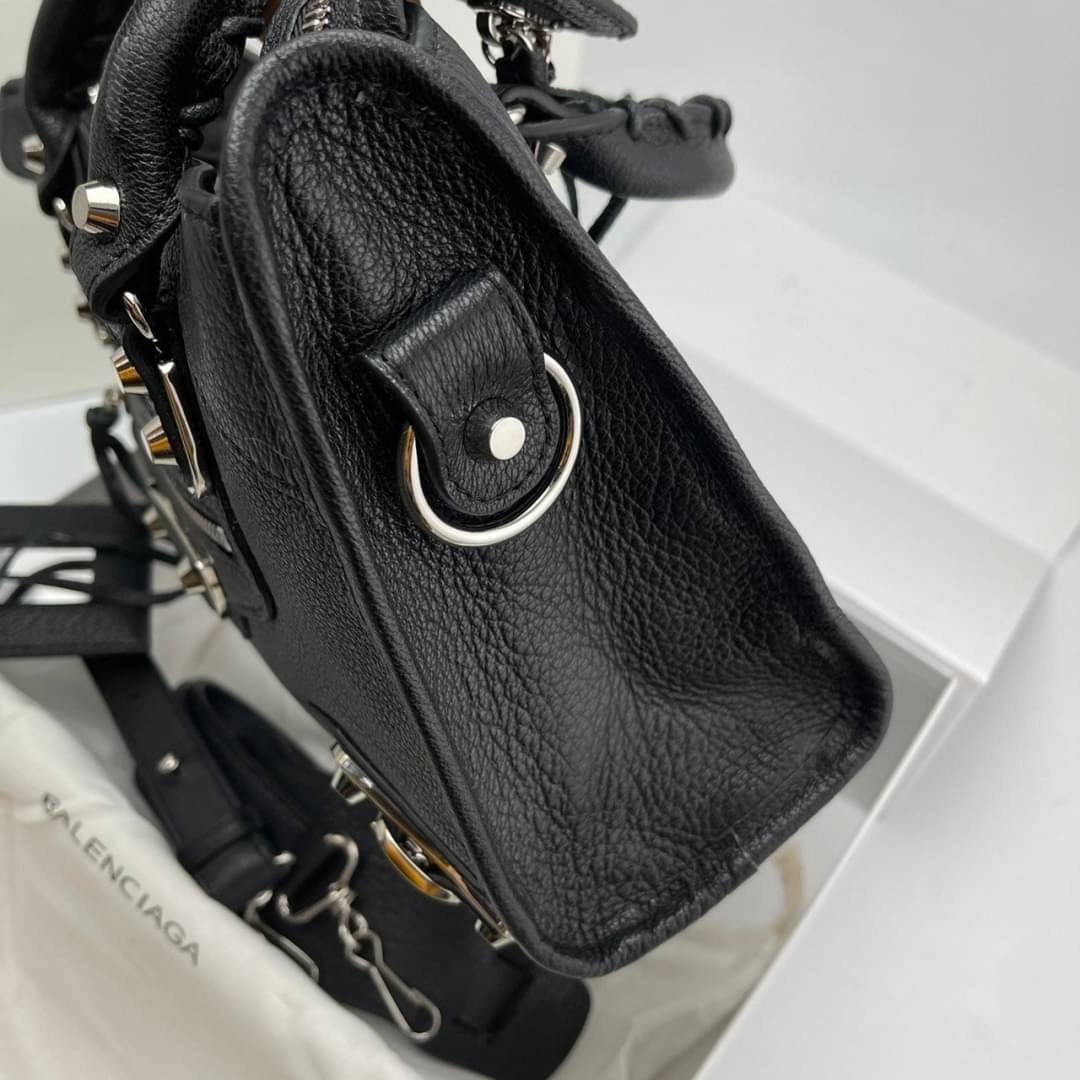 หนังแท้ BALENCIAGA CLASSIC CITY SMALL SHOULDER BAG in black Arena lambskin อะไหล่เงิน / ทอง การสร้างสรรค์ที่มีเอกลักษณ์เฉพาะตัว หรูหรา สีดำคลาสสิก วัสดุหนังแกะแท้ทั้งใบ ภายในโล่งกว้างจุของได้เยอะ เกรดออริจินอล ตอบโจทย์ได้ทุกลุค ทุกไลฟ์สไตล์ คูลๆ เท่ๆ ภาพส