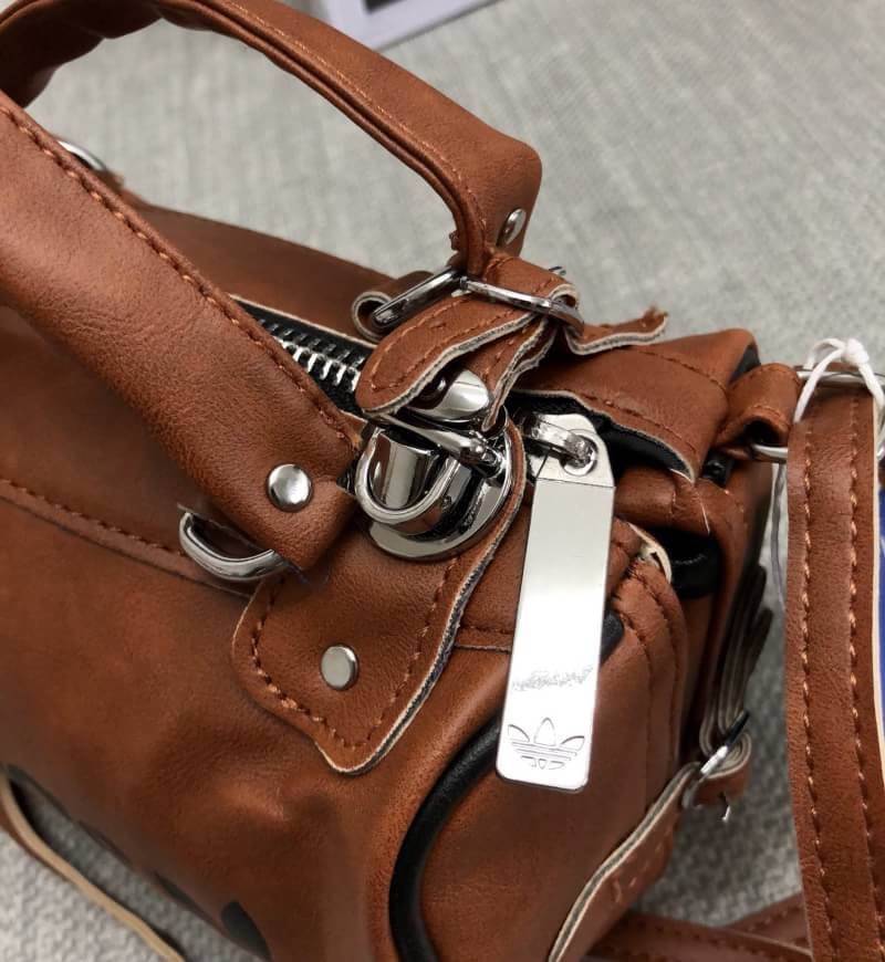 Adidas mini shoulder bag and messenger bag 2018 พร้อมส่ง กระเป๋าสะพายข้างแนว Sport วัสดุ pu หนังนิ่ม น้ำหนักเบาค่ะ ใช้ได้ทั้งด้านหน้าและหลังค่ะ ตัวกระเป๋าสกรีนโลโก้แบรนด์ เปิดปิดกระเป๋าแบบซิป ภายในโล่ง กว้างสามารถใส่มือถือได้ กระเป๋าสตางค์ใบเล็กได้ หรือขอ