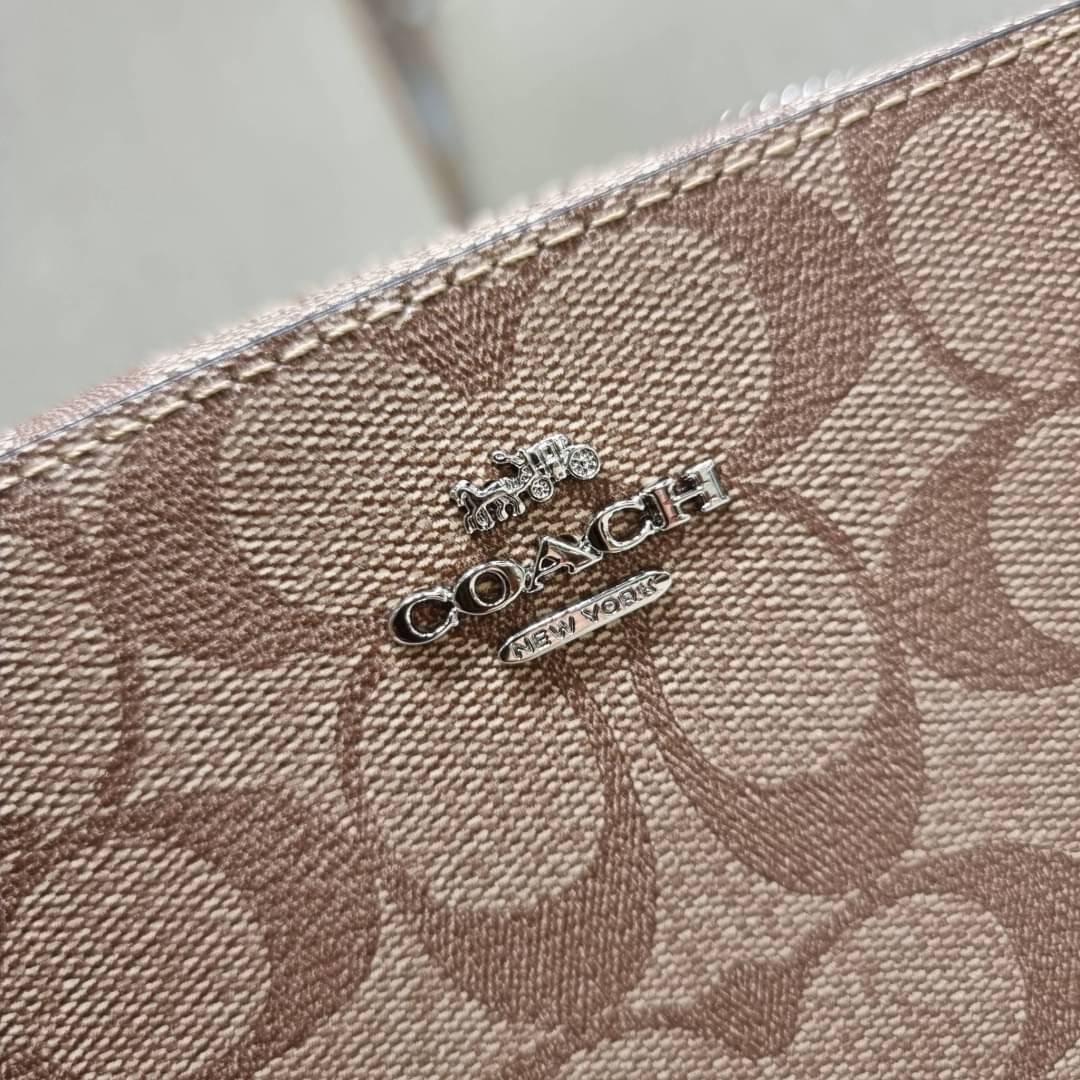 COACH 91677 MINI CAMERA BAG IN SIGNATURE CANVAS สีมาใหม่ รุ่นขายดีที่สุด!! กระเป๋าสะพายข้างไซส์มินิ คลาสสิคอยู่ทรง อะไหลเงินเรียบหรู วัสดุหนังแคนวาสเคลือบลาย เปิด-ปิดด้วยซิป สายสะพายปรับได้ตามตัว ใบนี้แมทช์ได้ทุกลุค ใช้เป็น everyday bag ได้สบายๆเลยจ้า &#x