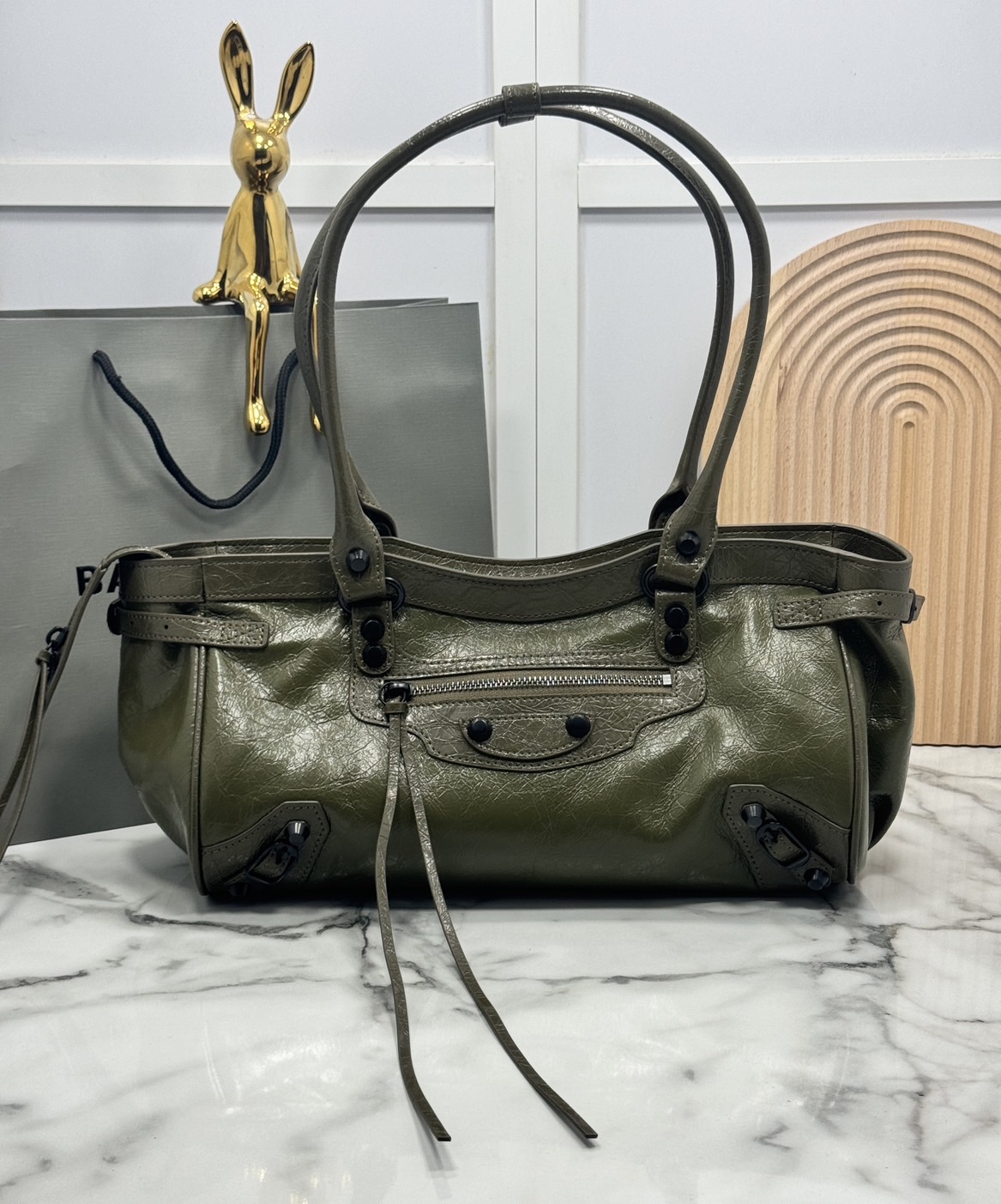 ORI หนังแท้ | Balenciaga Le City Bag East-west Bag 32cm กระเป๋าถือ/สะพายข้างทรงยาวดีไซน์โดดเด่นสวยเท่ล้ำสมัย ที่สุดแห่งความไอคอนิกไม่เหมือนใคร มีกิมมิคและลูกเล่นแพรวพราว