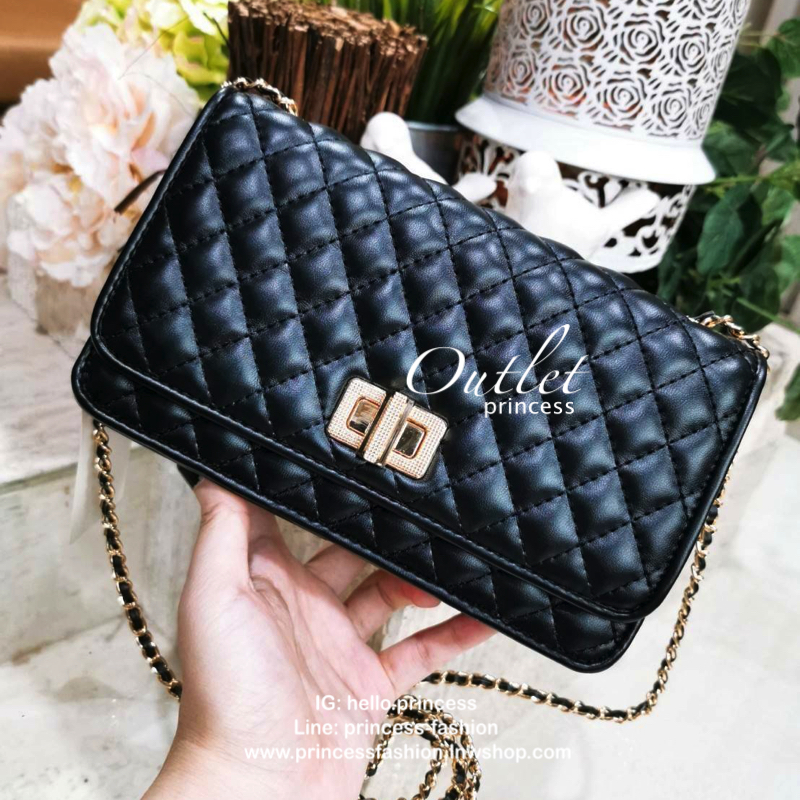 BEST SELLER! CHARLES & KIETH MINI CLUTCH BAG กระเป๋าสะพายทรงคลัชรุ่นยอดนิยมดีไซน์คลาสสิควัสดุหนังนิ่มลายตารางสวยอยู่ทรงขนาดมินิสไตล์ Chanel เปิดปิดด้วยตัวล๊อคแบบบิดอะไหล่ทอง ด้านหลังประดับโลโก้แบรนด์สวยดูดี มาพร้อมสายสะพายโซ่ร้อยหนัง Crossbody ได้สามารถซ้