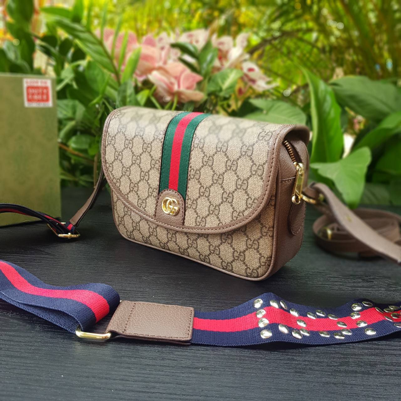 GUCCI Ophidia mini GG shoulder bag กระเป๋าถือ กระเป๋าสะพายทรงสวย ดีไซน์ที่เป็นเอกลักษณ์ จะถือเป็นครัช สะพายไหล่ หรือครอสบอดี้ก็สวยลงตัวได้ทุกสไตล์