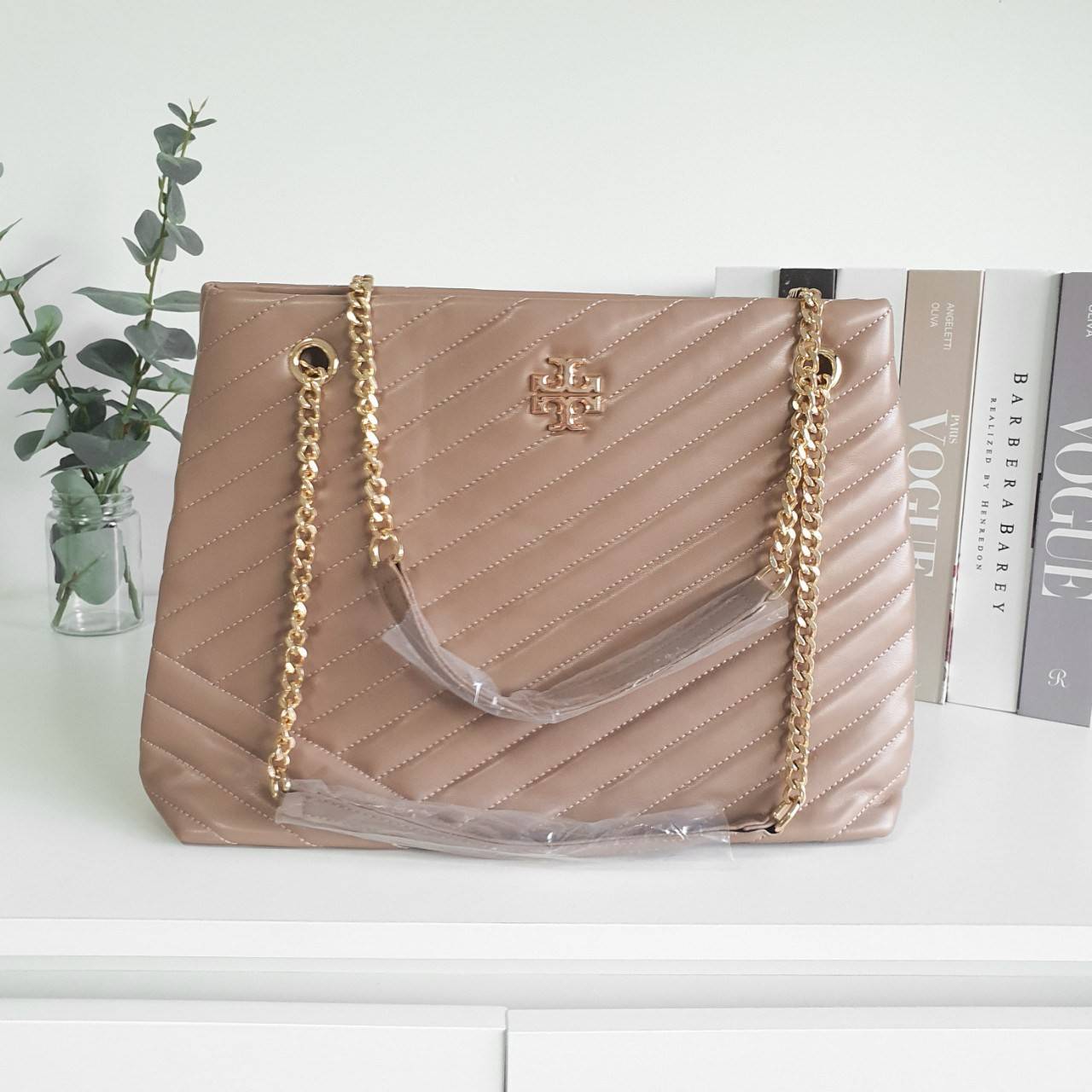 Tory Burch Kira chevron tote bag กระเป๋าทรง Tote สุดหรู ใบใหญ่ จุของได้เพียบ! วัสดุหนังแท้(Geniune Leather) หนังนิ่ม นุ่มมือมากกก มาพร้อมสายสะพายไหล่ต่อโซ่สลับหนัง อะไหล่ทองทั้งใบ ด้านข้างมีกระเป๋าเพิ่มทรงได้ ด้านในเปิดปิดด้วยกระดุมแม่เหล็ก มีช่องแบ่งใส่ข