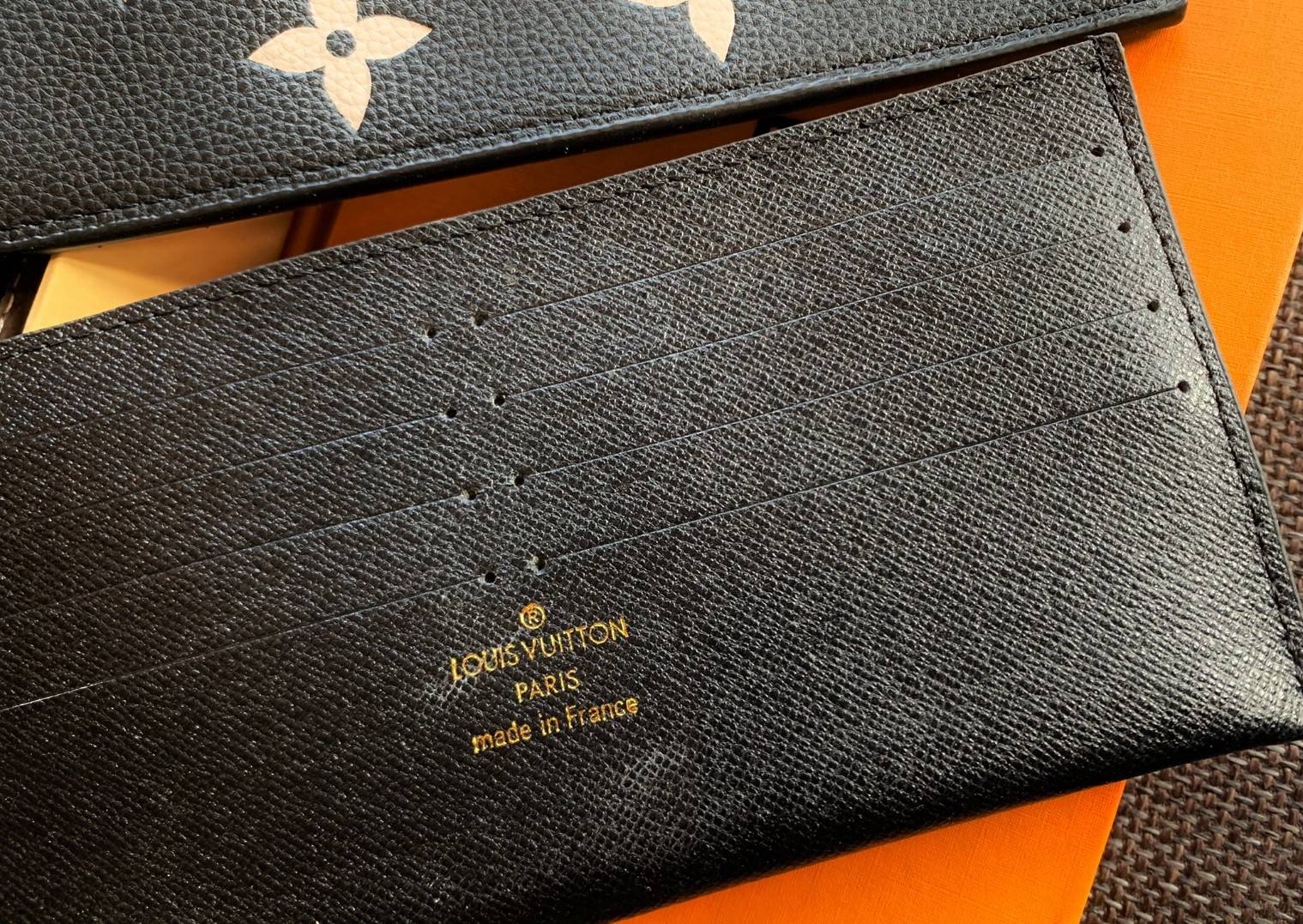 VIP 】Louis Vuitton Pochette Felicie ใบจริงหนังสวยมากๆค่า! ✔️กระเป๋าแบบคลัท มีสายสะพายโซ่มาให้ด้วยค่ะ ✔️หนังแกะสังเคราะห์อย่างดี ลายหนังสวย ปั้มลายแบรนด์ทั้งใบ ✔️รุ่นนี้มาพร้อมกระเป๋าเล็ก สำหรับใส่บัตรได้1ใบ//ใส่ธนบัตรแบบมีซิปรูดอีก1ใบ