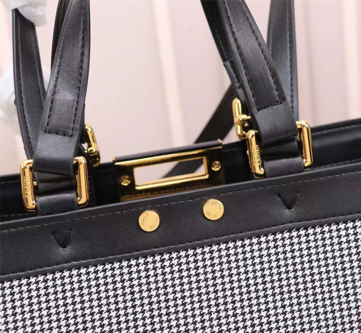 FENDI PEEKABOO X-TOTE BAG 40cm เกรดเทพออริจินอล FENDI MONOGRAM SHOPPING BAG สวยมงลงมากค่ะ กระเป๋าสะพายข้างได้ ถือได้ ใบใหญ่ลายโมโนแกรม FF สวยมากทรงนี้ใช้เป็น everyday bag ได้ จุใจใส่ของได้เยอะ ตัวกระเป๋าผลิตจากผ้าทออย่างดี อยู่ทรงสวย ภายในโล่ง สวยหรู ดูดี