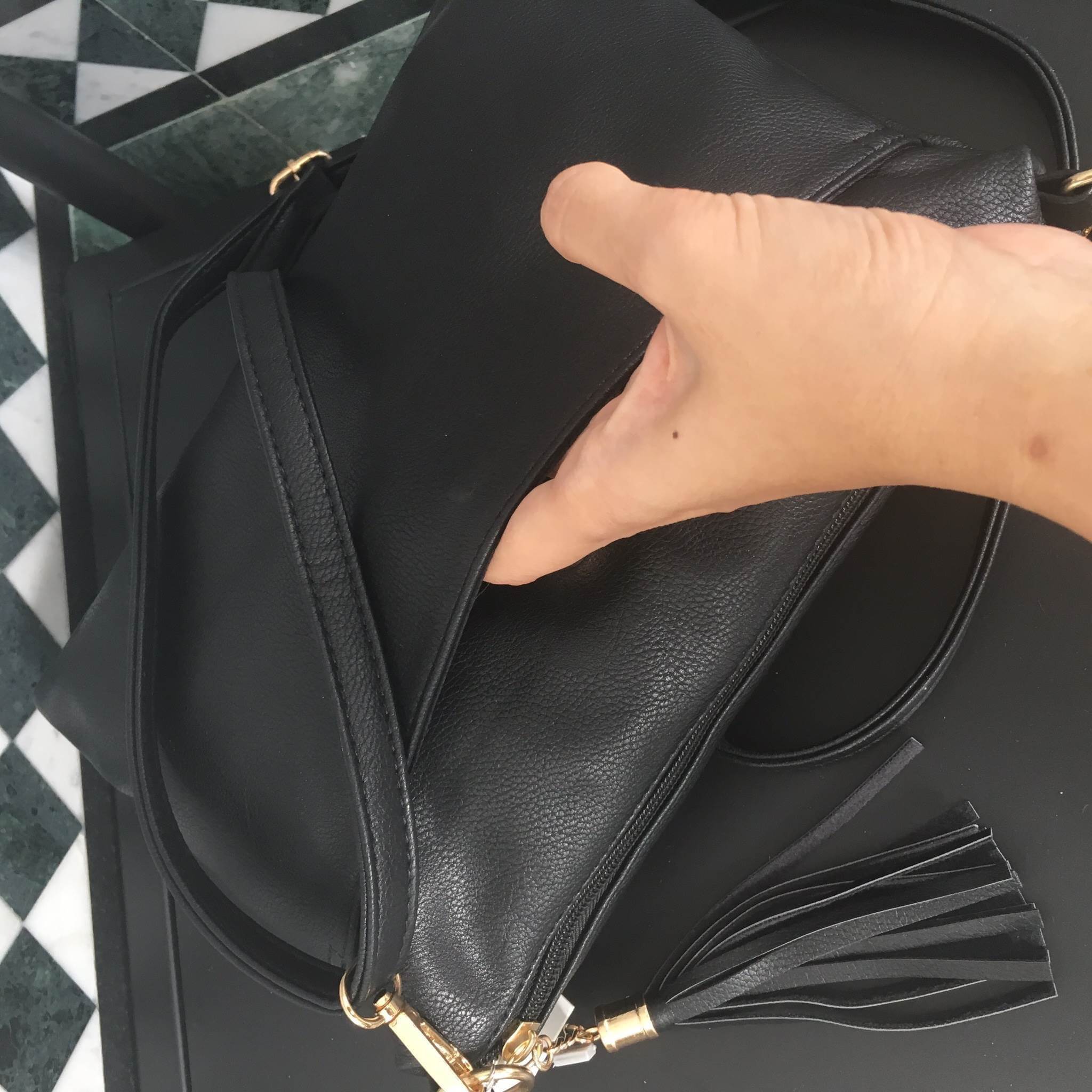 ถามกันเข้ามาเยอะ คะ สำหรับ กระเป๋าทรง shoulder bag ใบใหญ่ หนังนิ่มสวยๆ สี ดำสุด classic รุ่นนี้จาก แบรนด์ ดัง Berke คะ สวยคุ้มเกินราคา 👍 ตัวกระเป๋า ใบใหญ่ หนังนิ่ม แต่น้ำหนักเบาจุของคุ้มคะ ทนทาน ดีไซด์พู่ที่หางซิป ใบนี้ เหมาะกับทุกโอกาส ภายในบุด้ว