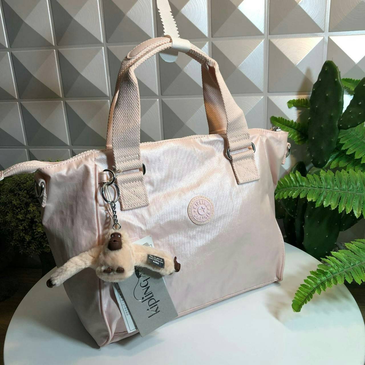 KIPLING AMIEL K15371 กระเป๋า KIPLING มาพร้อมพวงกุญเเจที่เป็นเอกลักษณ์ของเเบรนด์ เปิดปิดด้วยซิป มีสายยาว ถอดสายและปรับความยาวได้ น้ำหนักเบา ทำความสะอาดง่าย ช่องด้านในมีสายเกี่ยวกุญแจ ช่องซิปเล็กด้านใน แนะนำควรมีเลยค่า