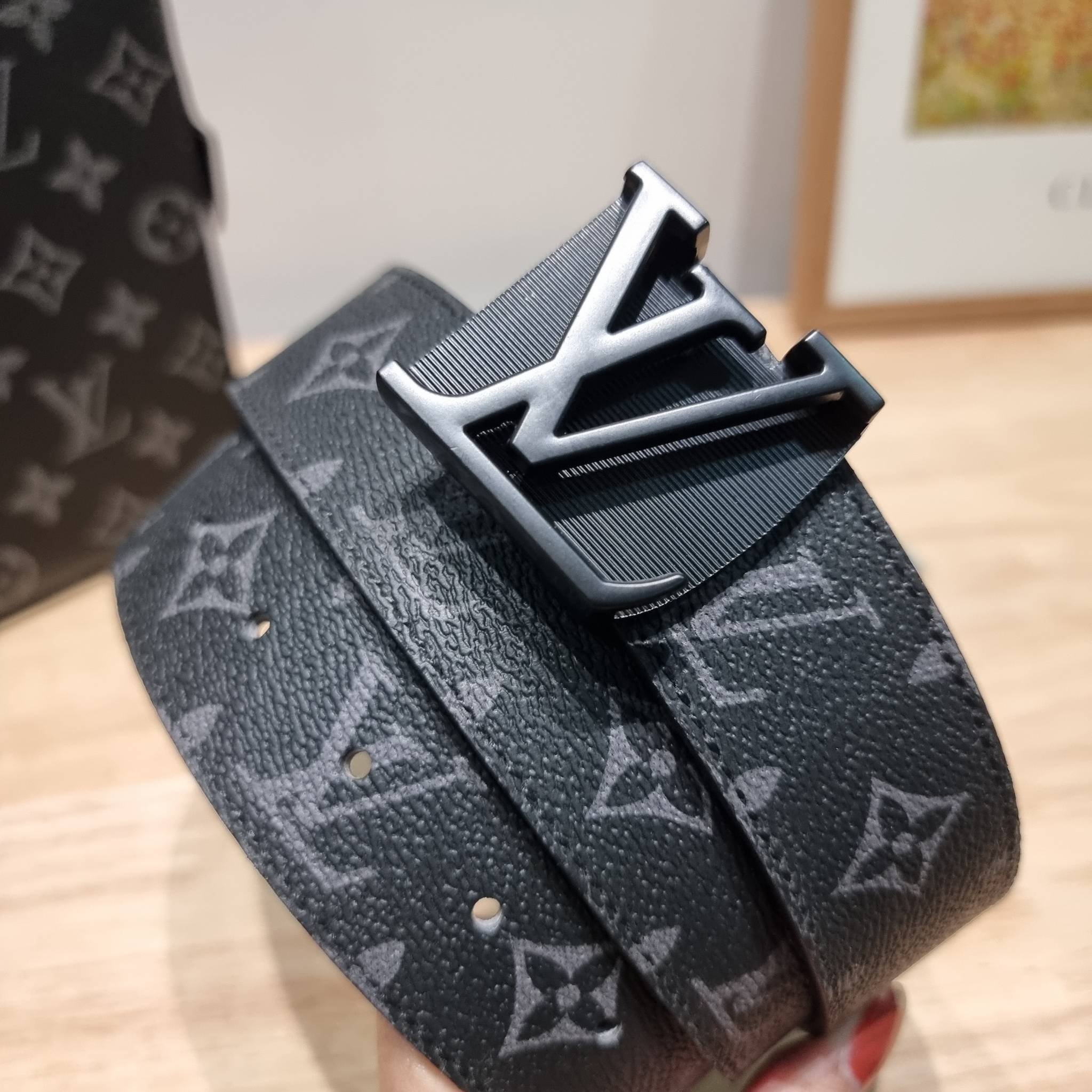 LV POCHETTE VOYAGE SET BAG / LV gift box สุดยอดไอเท็มใน box set ที่เหมาะแก่การเก็บสะสม หรือจะส่งให้เป็นของขวัญในช่วงปีใหม่ก็ดีงามที่สุด จัดให้ทั้งกระเป๋าคลัทช์สีคลาสสิค กระเป๋าเก็บกุญแจ ที่จัดสรรให้พกพาได้ง่ายไม่เกะกะ และเข็มขัดเข้าเซ็ทคุมโทนได้ดีเยี่ยม แ