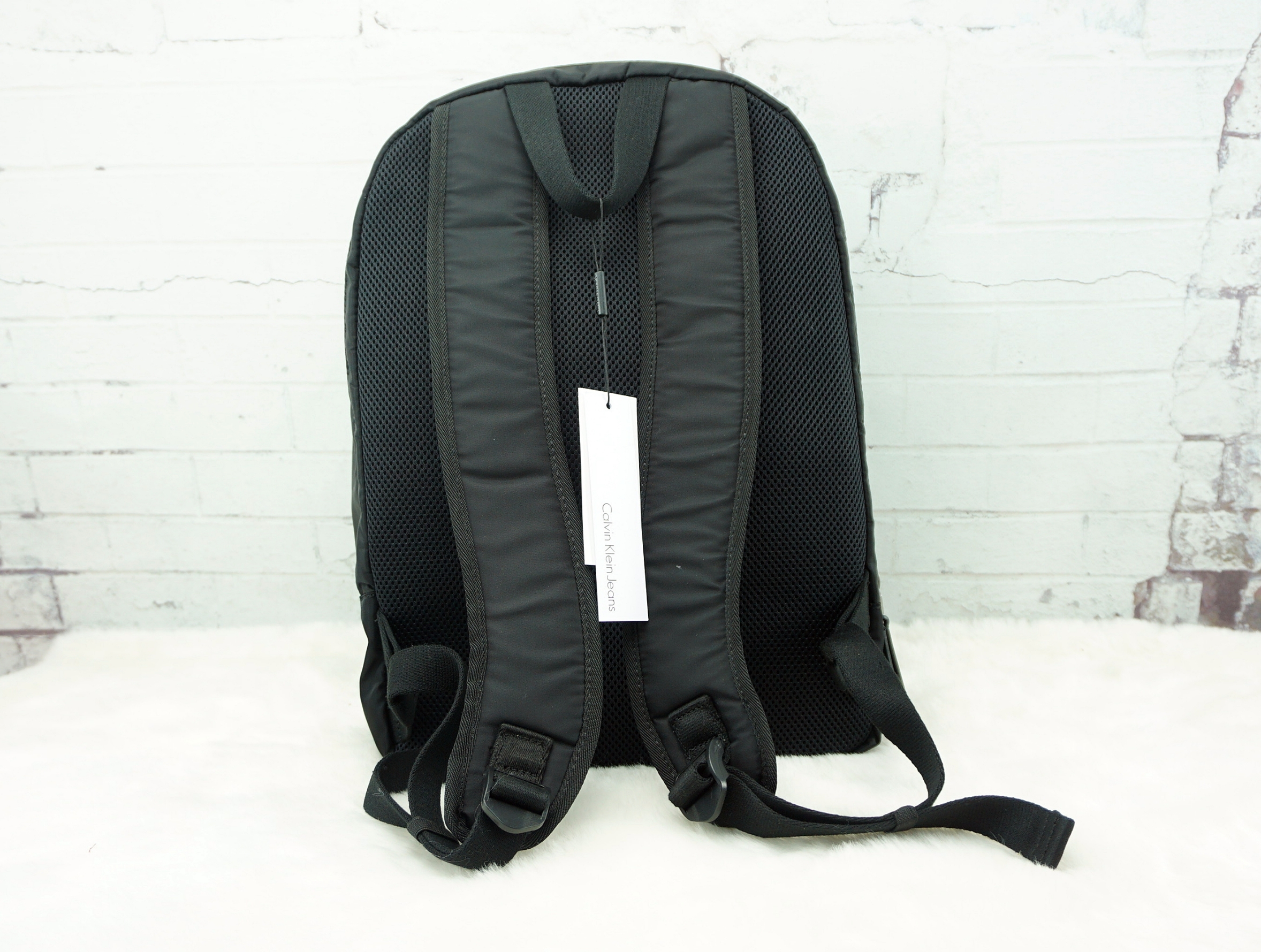 Calvin Klein Jeans back pack กระเป๋าเป้ดีไซน์เท่ห์ วัสดุ Nylon + Polyester 100 % - น้ำหนักเบา มีช่องด้านหน้าเปิด ปิดกระเป๋าด้วยซิป - ด้านหน้าสกรีน logo brand - หัวซิปปั๊มโลโก้แบรนด์ - ภายในกว้าง ใส่ Laptop, A4 ได้หมด - ภายในมีช่องซิปเล็ก ให้แยกใส่ของจุกจิ