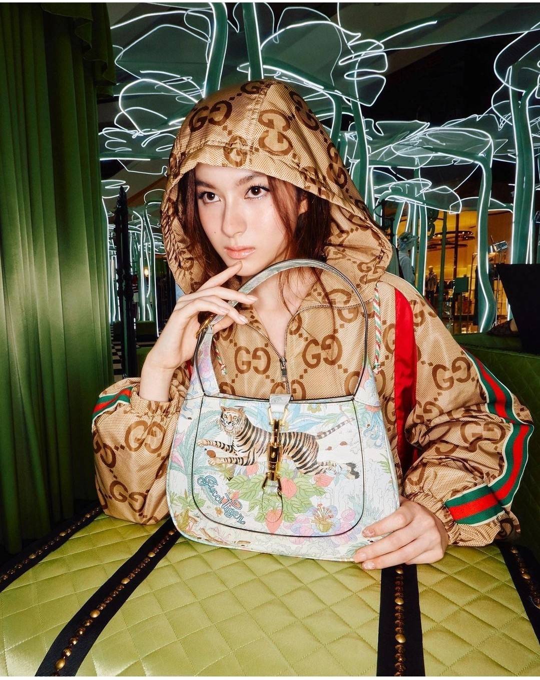 GUCCI SHOULDER BAG โปรเจคฉลองปีเสือ ปังฉุดไม่อยู่!! คอลเลคชั่นยอดฮิต GC multi bag ไซส์ใหญ่น่าสะพาย ดีไซน์ลวดลายชิคมากๆ!! โดดเด่นไม่ซ้ำใคร กับกระเป๋าสะพายวีไอพี พรีเมี้ยมกิ๊ฟที่จะทำให้หลงรักกันไปแบบสุดๆ มีดีเทลแฝงความหรูในตัว วัสดุหนังสังเคราะห์พรินท์ลายคม