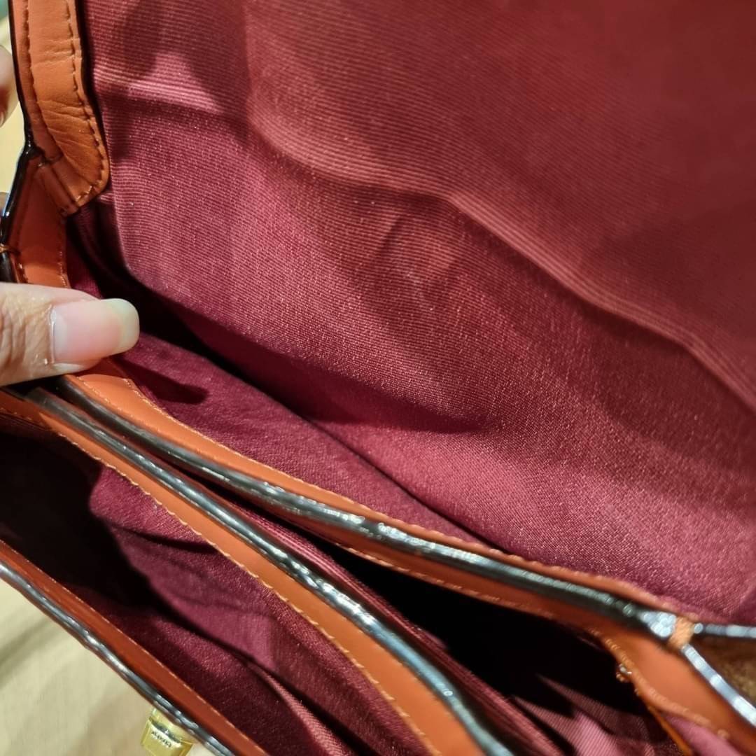 COACH 89089 CASSIE CROSSBODY 19 IN SIGNATURE CANVAS คัมแบ็คแล้วจ้า!! เรียบหรู ดูดี ต้องไอเท็มนี้เลย!! กระเป๋าสะพายข้าง สุดพิเศษ!! มีสายมาให้ถึง 3 แบบ!! สลับใช้แมทช์ตามสไตล์ได้เลย วัสดุหนังแคนวาสสลับหนังแท้ บอกเลยว่าสวยทุกสีนะคอลนี้ เปิด-ปิดด้วยตัวบิดล็อค 