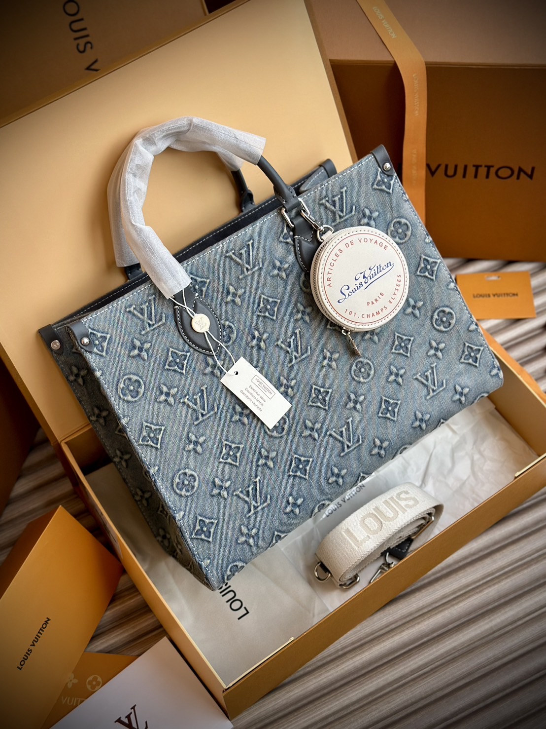 LV Onthego Denim Vintage Tote Bag กระเป๋าทรงโท้ทเดนิมสไตล์วินเทจ รุ่นใหม่ปั้มลายโมโนแกรมบนเดนิมสุดไอคอนิก ที่ใครเห็นต้องเป็นคลั่งรัก ผู้ดี หรูหราได้ทุกลุค ทุกสไตล์