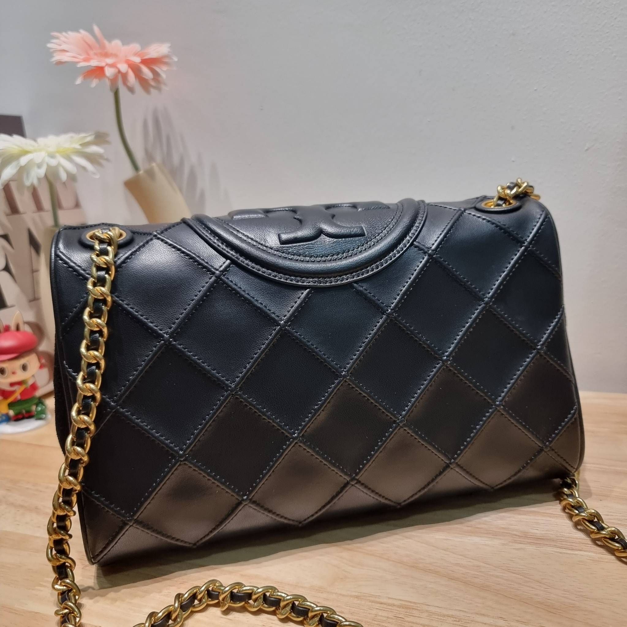 TORY BURCH FLEMING SOFT CONVERTIBLE SHOULDER BAG รุ่นหายาก กับดีไซน์ใหม่ล่าสุด มาพร้อมเสิร์ฟความสวยถึงบ้านไปเลย กับกระเป๋าสะพายไหล่ขนาดกำลังสวย หนังแท้นิ่มเต็มใบ สัมผัสสบายมือ