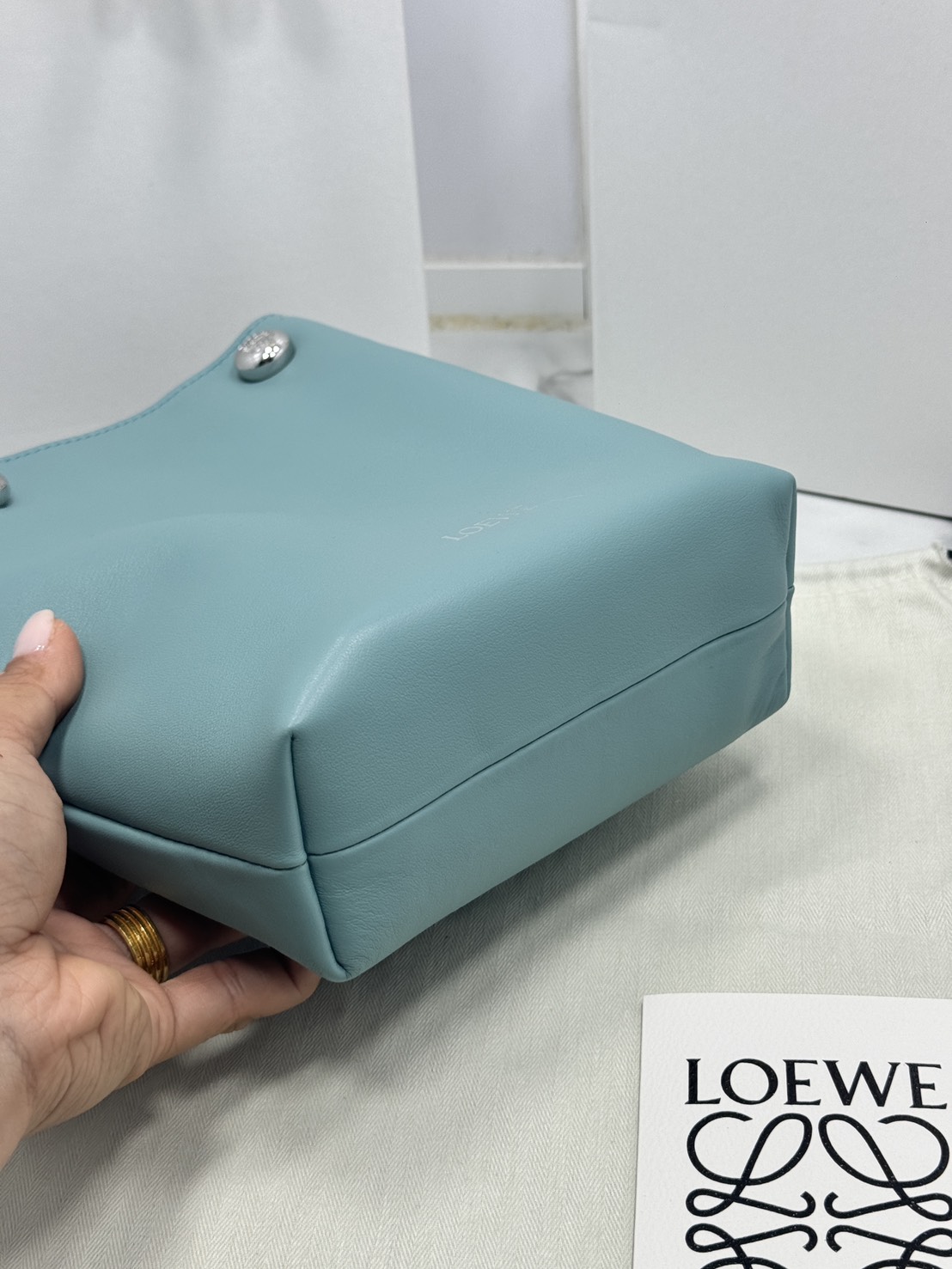 ORI หนังแท้ | LOEWE pebble pouch in smooth กระเป๋าทรงโท้ทดีไซน์คลาสสิค เรียบง่ายแต่ดูแพง มีระดับสุดๆ แต่งหมุดปั้มโลโก้แบรนด์สีทองสวยโดดเด่น เหมาะเป็นไอเท็ม everyday bag จริงๆ