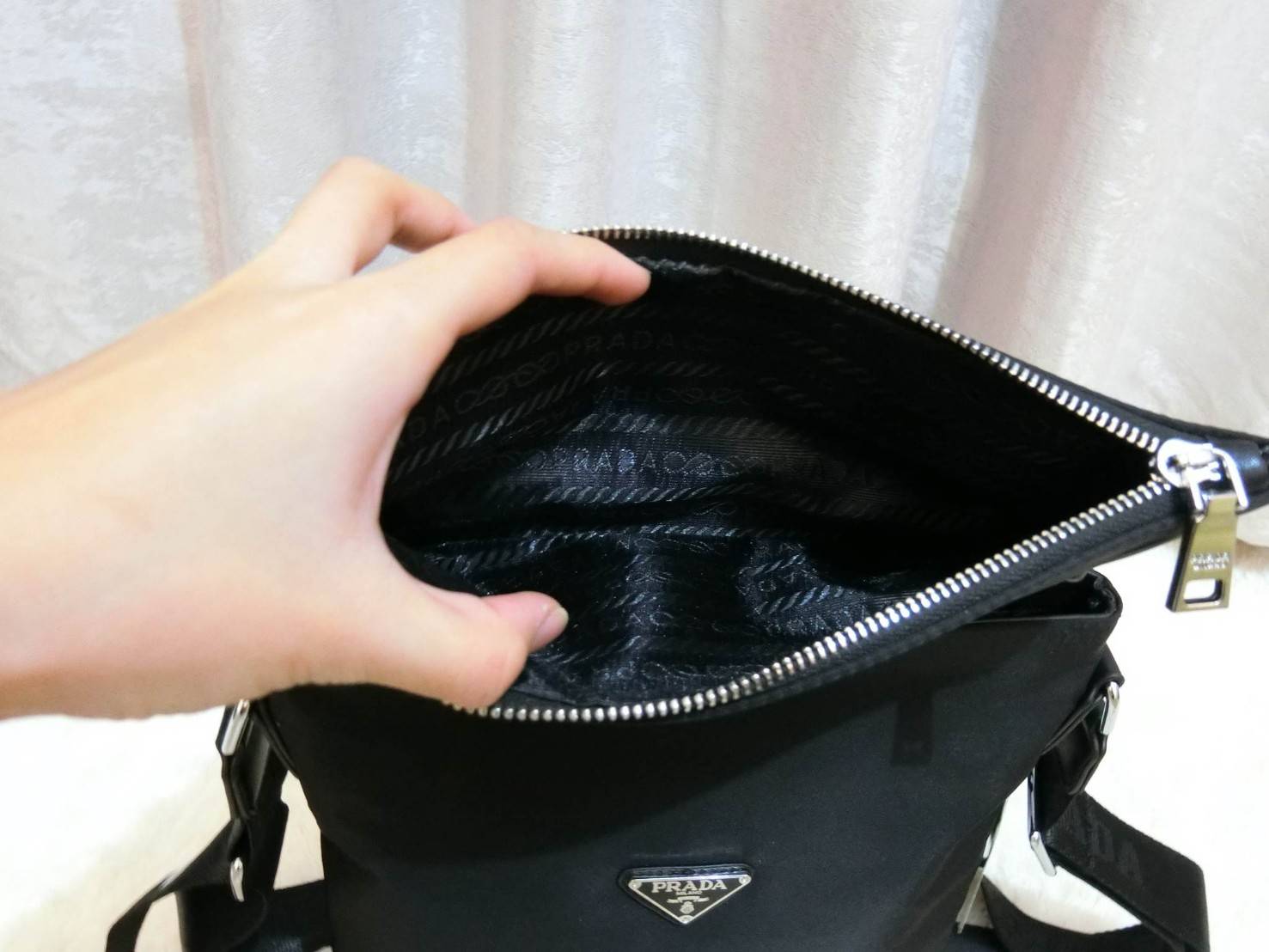 Prada messenger bag Limited edition กระเป๋าอเนกประสงค์ วัสดุ Nylon ขนาดกำลังดี ตัวกระเป๋าน้ำหนักเบา ด้านหน้ามีช่องซิป เป็นฝากระเป๋า เปิด/ปิดด้วยแม่เหล็กดูด ด้านในโล่งกว้าง ใส่ iPad มีช่องซิป 1 ช่อง และช่องใส่ของจุกจิก ด้านหลัง มีช่องซิปอีก1ช่อง อะไหล่สีเง
