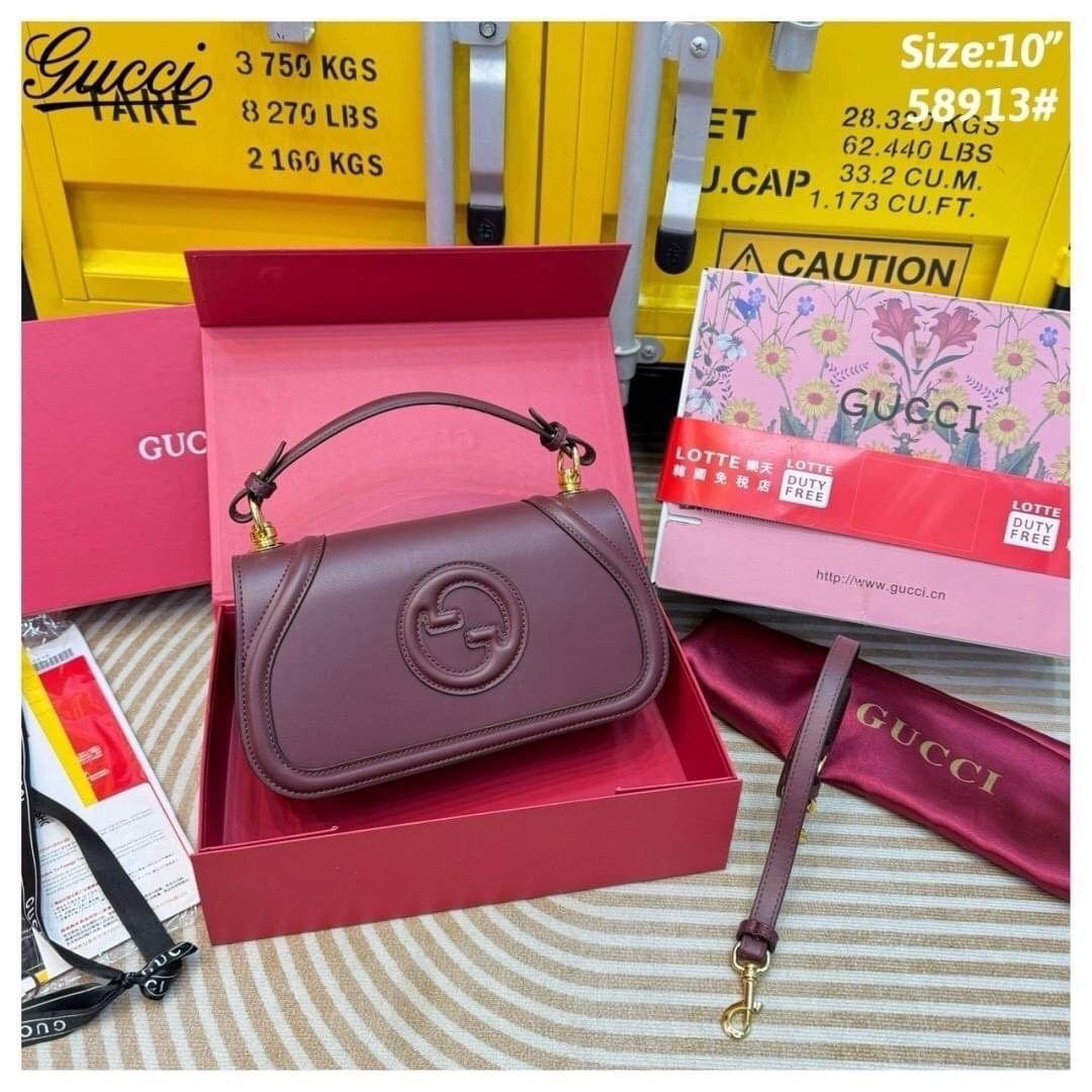 Gucci Blondie small top handle bag กระเป๋าสะพายรุ่นใหม่สุดไอคอนนิก ดีไซน์วินเทจยุค 70 เป็นความหรูหราที่สามารถใช้งานได้จริง เหมาะอย่างยิ่งสำหรับตู้เสื้อผ้าของสาวๆยุคนี้ ดาวเด่นดวงใหม่ของแบรนด์ ควรมีมากๆ ค่ะ