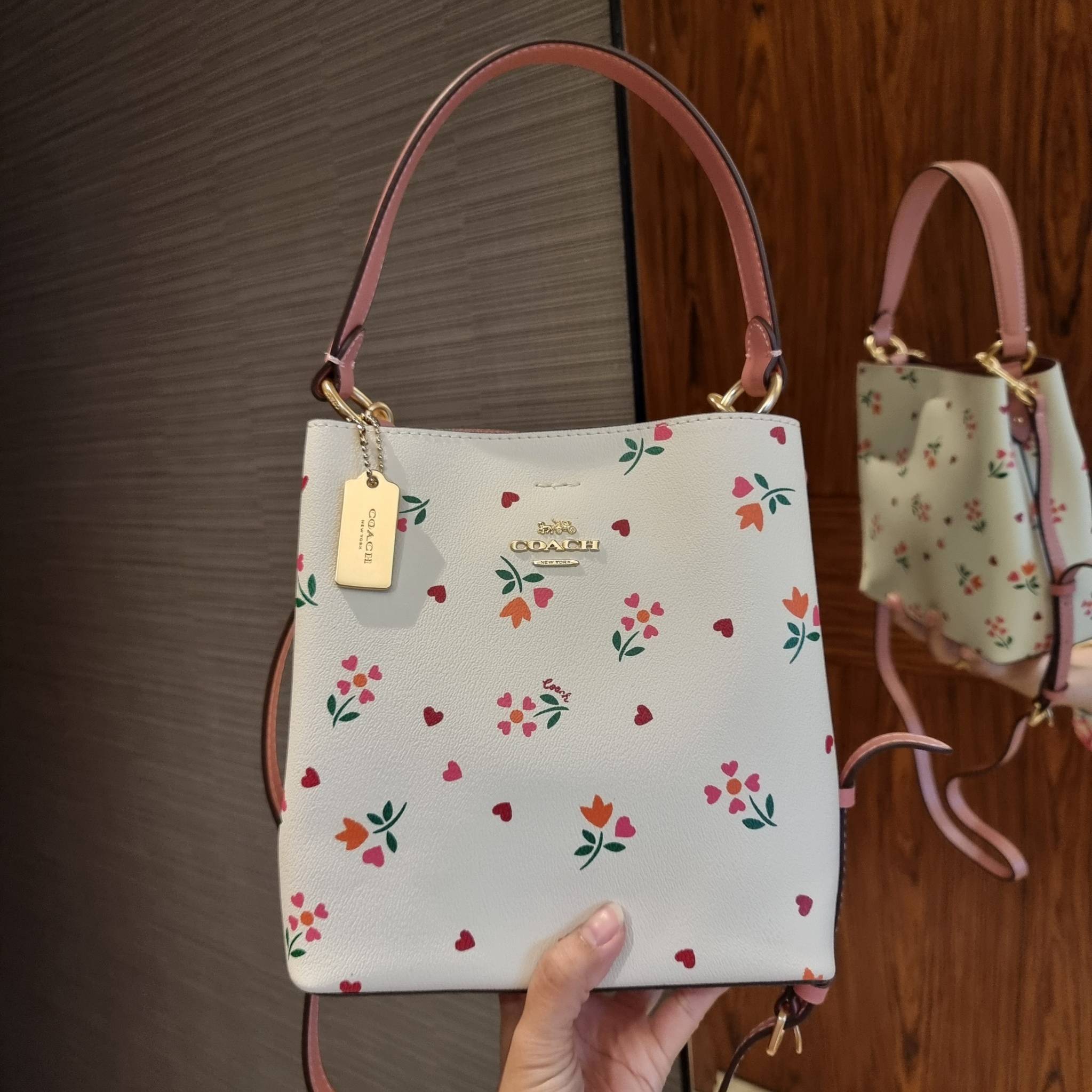 COACH C7976 SMALL TOWN BUCKET BAG WITH HEART PETAL PRINT 💕💜💕💝 คอลเลคชั่นใหม่ล่าสุด ที่พร้อมให้สาวๆได้สวยในเทศกาลแห่งความรัก กระเป๋าทรงบัคเก็ตไซส์เล็ก ดีไซน์ลวดลายสุดคิ้วท์ ช่อดอกไม้หัวใจ เห็นแล้วต้องปิ๊ง!! วัสดุหนัง pepble 