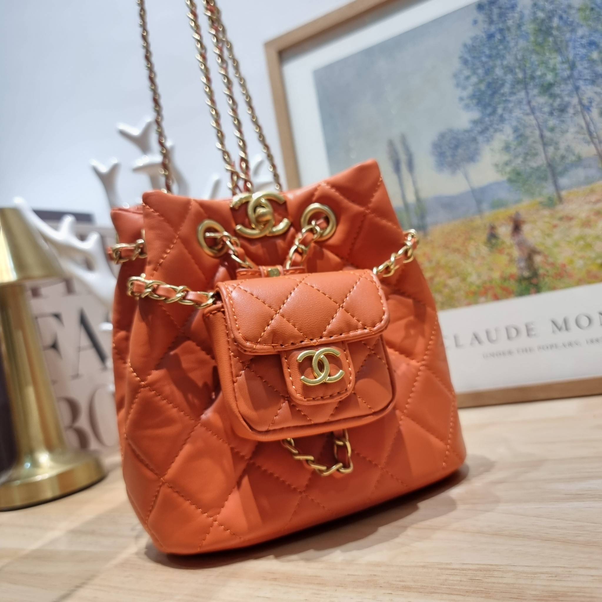 Chanel small backpack กระเป๋าสะพายหลังใบเล็ก โลหะสีทอง ดีไซน์ 2023 น้องน่ารักตะโกนม้าก!! กับกระเป๋าทรงเป้ ขนาดน่ารักน่าใช้ ดีเทลดีงาม มีใบลูกติดในตัวกระเป๋า สะดวกใช้สุดๆ