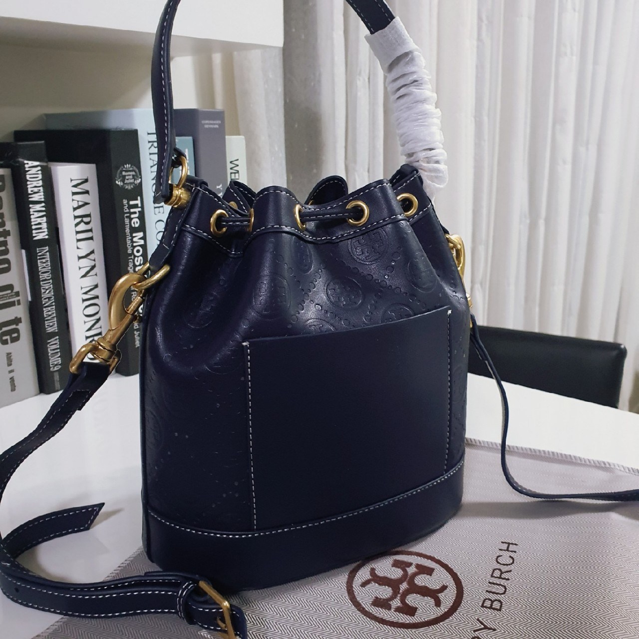 Tory burch monogram leather bucket bag ดีไซน์สวยงามตามแบบฉบับของแบรนด์แล้ว ที่ทำจากวัสดุหนังแท้ ตัวกระเป๋าอยู่ทรงสวยมีลายแบรนด์สวยหรู ใช้รูดเปิดปิด ภายในบุผ้าอย่างดี มีช่องเล็กหนึ่งช่อง ใส่ของได้หลากหลายขนาดกำลังดี ที่นอกจากจะได้เรื่องดีไซน์สวยงาม