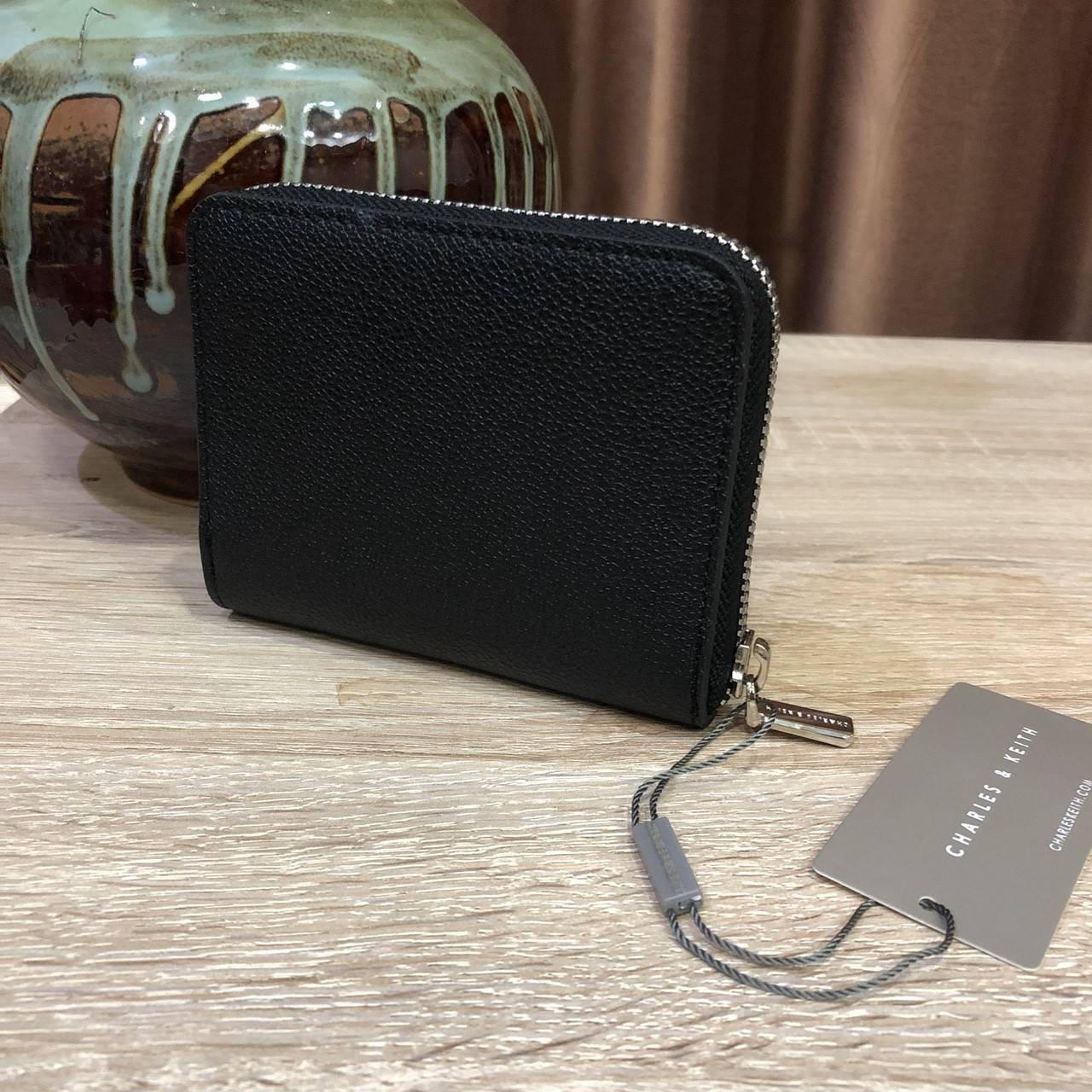 สีใหม่เข้าเพิ่มค่ะ! CHARLES & KEITH SHORT WALLET กระเป๋าสตางค์สั้นซิปรอบรุ่นใหม่ล่าสุดหนังคาเวียร์สวยหรูอยู่ทรงสไตล์PRADA ด้านหน้าประดับโลโก้แบรนด์ ภายในมีช่องใส่รูป ช่องซิปใส่เหรียญ และช่องใส่บัตรหลายช่อง สามารถใส่แบงก์พัน ธนบัตร เหรียญ ได้เหมือนกระเป๋าใ