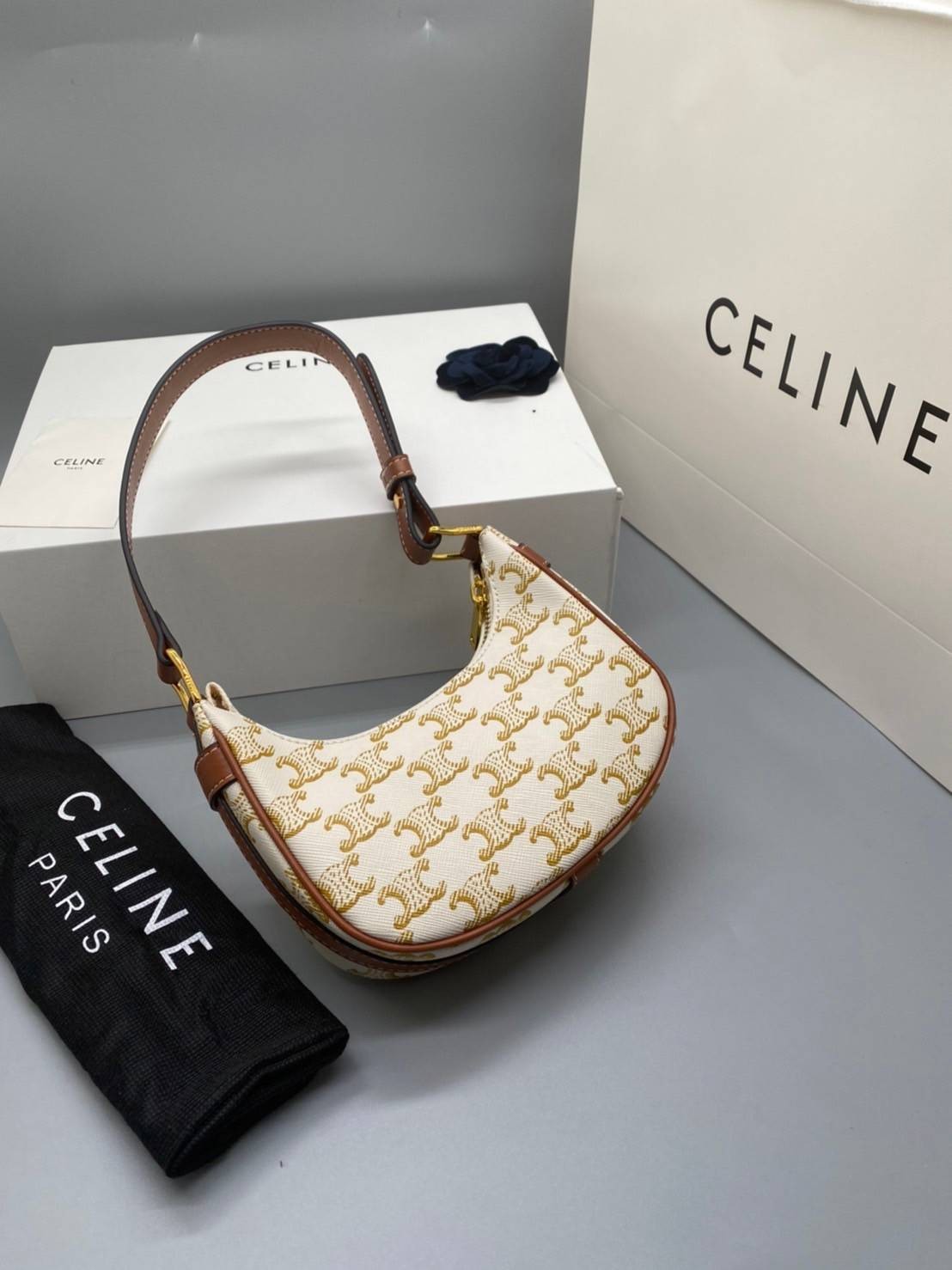 CELINE MINI SHOULDER BAG Celine Vintage Classic MINI Ava bag กระเป๋าสะพายไหล่ใบเล็กน่ารักมากก ขนาดใหม่ น้องน่ารักมากก คาเฟ่จ๋าาาา น้องมาล๊าววว วัสดุ TRIOMPHE CANVAS ดีไซน์สวยหรูฮิตสุดในเกาหลี! หนังสวยอยู่ทรงกันน้ำ เปิดปิดด้วยซิปแบรนด์สีทอง สายสะพายหนังปรั