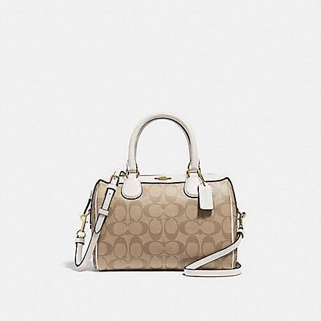 ของแท้ 💯% 】COACH F32203 MINI BENNETT SATCHEL IN SIGNATURE CANVAS กลับมาอีกครั้ง!! กับกระเป๋าทรงหมอนยอดฮิต 🥳 มีกี่สีก็ขายหมด วัสดุหนังแคนวาสเคลือบลาย ทรงสวยใช้งานได้ทุกโอกาส