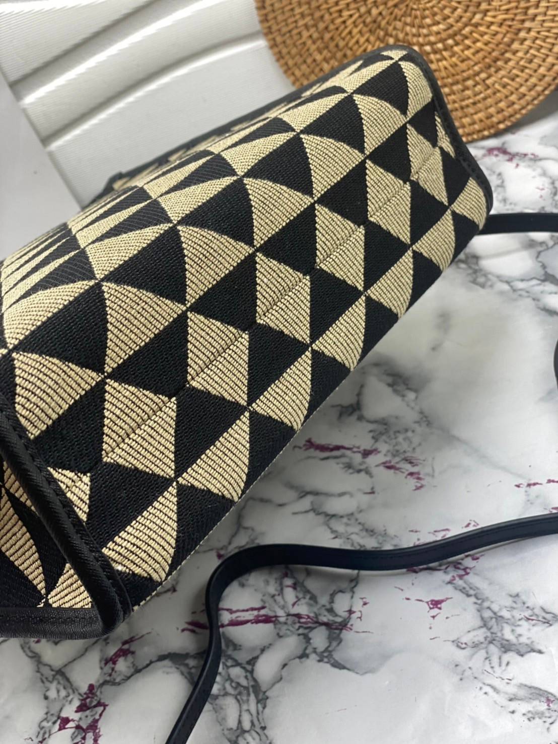 PRADA Small Prada Symbole jacquard fabric handbag แบบใหม่ล่าสุดจากแบรนด์ดัง จัดให้แบบเลิศๆ กับกระเป๋าทรงโท้ท สวยเอกลักษณ์ ภายในโล่งกว้างมาก ใส่ของแบบแน่นๆ จุๆไปได้เลย หมดห่วง!! และยังมีสายครอสบอดี้มาให้ จะสะพายชิคๆคูลๆ จะถือแบบปังๆ ก็เอาอยู่ทุกลุค ราคาคุ้