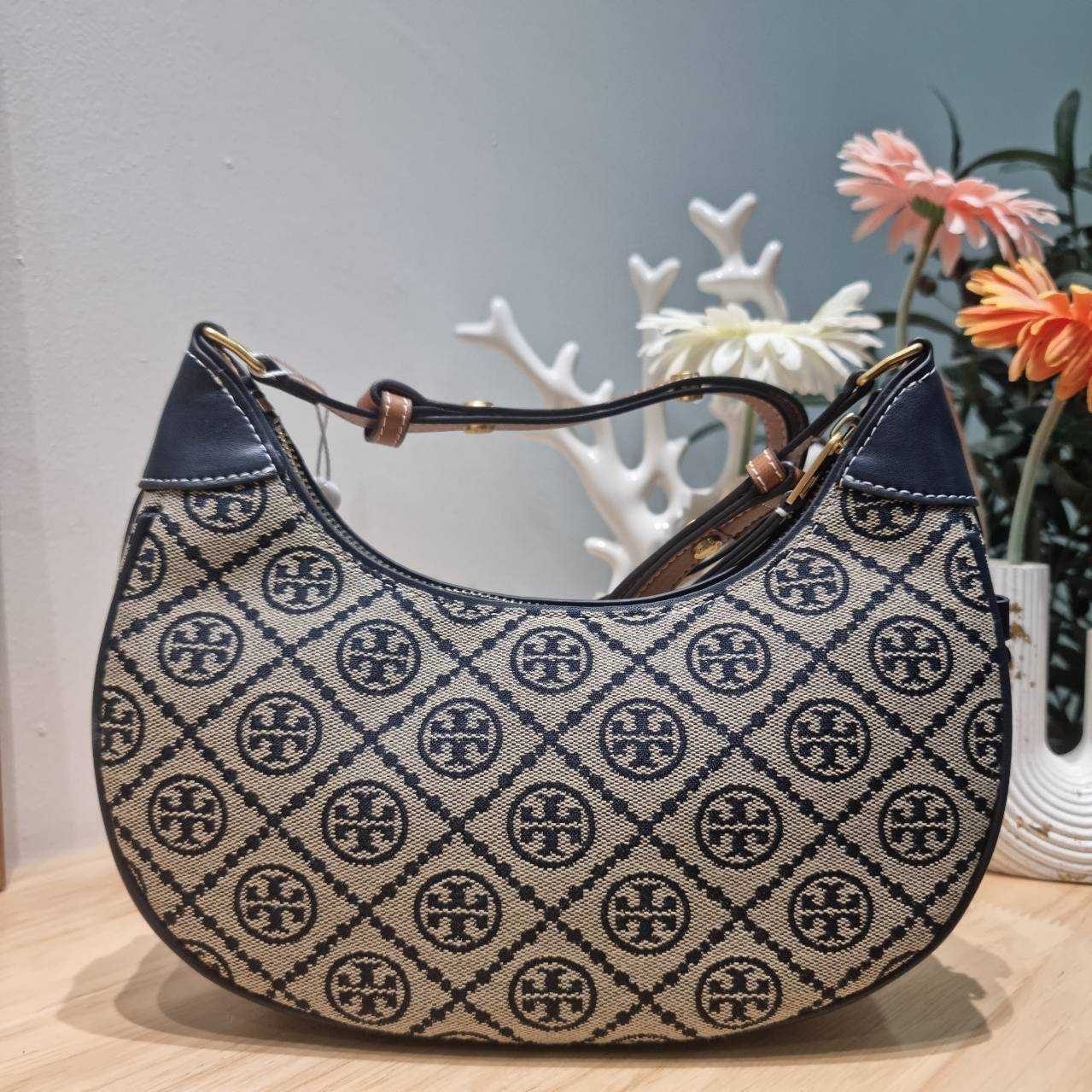 TORY BURCH T MONOGRAM CRESCENT BAG คอลเลคชั่นใหม่มาแรง! สมแก่การรอคอยในสไตล์ทีโมโนแกรมอันเป็นเอกลักษณ์ รูปทรงสวยโดดเด่น สะพายง่ายคล่องตัว