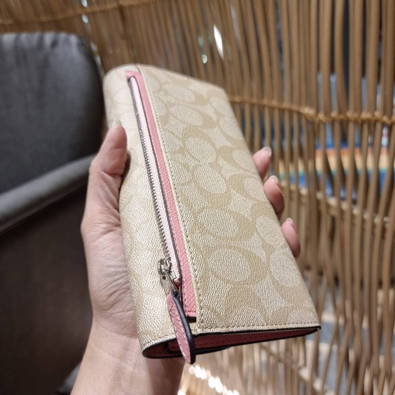 COACH F52601 POP SLIM ENVELOPE WALLET IN SIGNATURE รุ่นขายดี ขายหมด!! รุ่นหายาก!! เติมสต็อคจ้า!! กระเป๋าสตางค์รุ่นฝาพับ ดีไซน์เรียบหรู คลาสสิค ใช้งานง่ายและสะดวกมากๆ ด้วยซองซิปที่เสียบด้านหลัง ถอดแยกออกมาใช้ได้ หรือเอาออก พกกระเป๋าเดี่ยวๆก็ได้ ถือใบนี้ดูไ