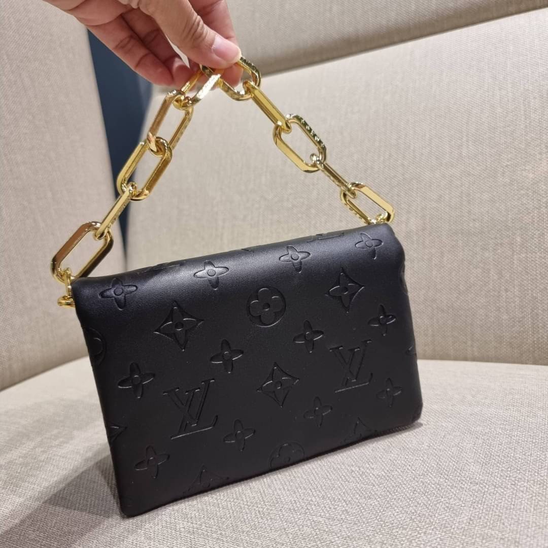 VIP 🥂 LV POCHETTE COUSSIN กระเป๋าสะพายกึ่งคลัชท์ ไซส์มินิ น่ารักมากๆ สุดหรูด้วยวัสดุหนังแกะปั๊มลายสวยคม ฟูนุ่ม สัมผัสดี มาพร้อมสายโซ่ใหญ่ในตัว ดูแพง!! และสายโซ่เล็กสะพายข้างได้กำลังสวย เปิด-ปิดด้วยกระดุมแม่เหล็ก ภานในเป็นช่องโล่ง แบ่งสัดส่วน ใส่ขอ