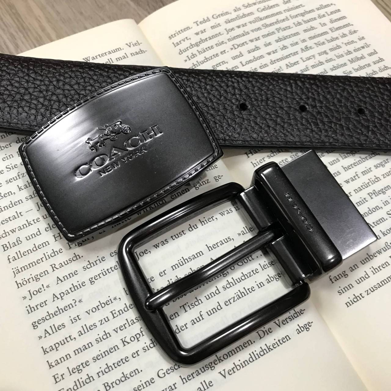 NEW ARRIVAL! ห้ามพลาดเซทสุดคุ้ม ซื้อ1ได้ถึง2! COACH BELT VALUE PACK BOX SET เซทเข็มขัด 2in1 Limited Edition จาก Coach Factory ในเซทมีหัวเข็มขัด2แบบ2สไตล์สวยน่าใช้พร้อมสายเข็มขัดสามารถใช้ได้ทั้ง2ด้าน2สีดำน้ำตาลให้หนุ่มๆสลับใช้ได้ถึง 4 รูปแบบในเซทเดียวไม่จำ