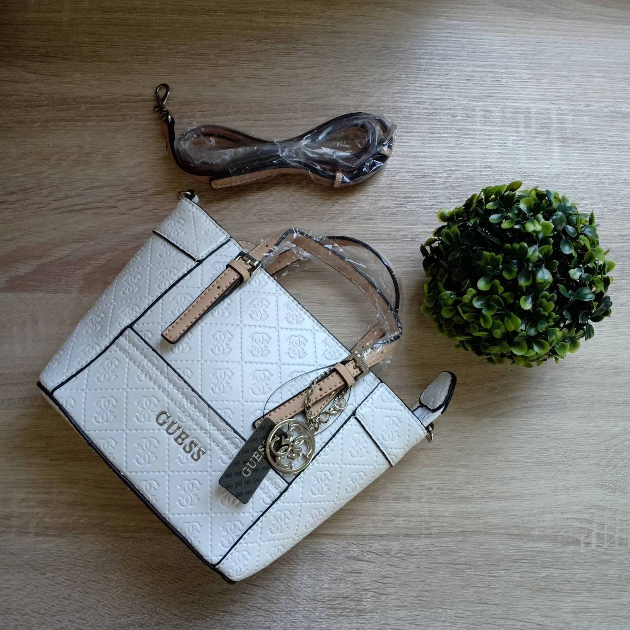 กระเป๋าหนังเรียบอยู่ทรง ปั้มลาย GG เก๋ตรงหูกระเป๋าเป็นสีทูโทน ตัดกับ สีกระเป๋า ด้านหน้าประดับด้วยป้ายโลหะ โลโก้แบรนด์ เปิดปิดด้วยซิปบน ภายในมีช่องซิป และช่องเล็กอีก 3 ช่อง สายยาวปรับระดับได้ ถอดออกได้ หูหิ้วปรับระดับได้ค่ะ