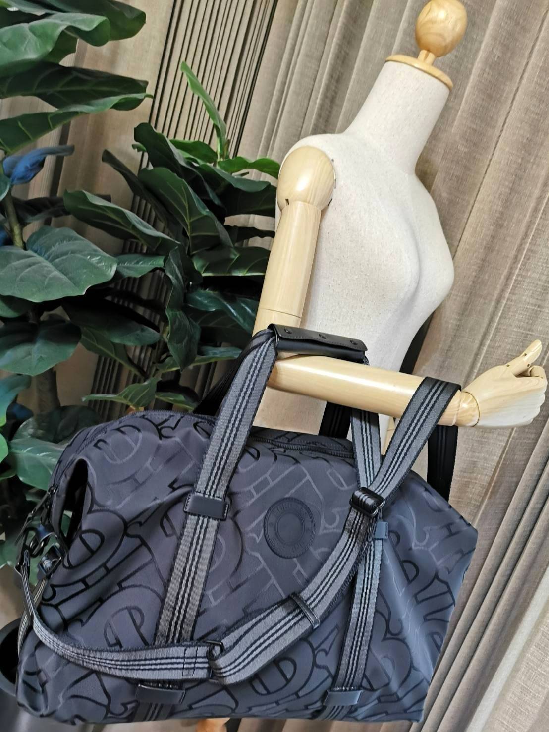 BURBERRY FRAGRANCES MONOGRAM TRAVEL BAG GIFT WITH PURCHASE GWP Limited จาก BURBERRY PURFUME COUNTER วัสดุ POLYAMIDE ขึ้นลาย Monogram คอลเลคชั่นล่าสุด ใบใหญ่จุใจแ2ต่น้ำหนักเบา ใส่สัมภาระขึ้นเครื่องเดินทางได้ ใส่เสื้อผ้า รองเท้า เอกสาร A4 iPad Notebookได้ ภ