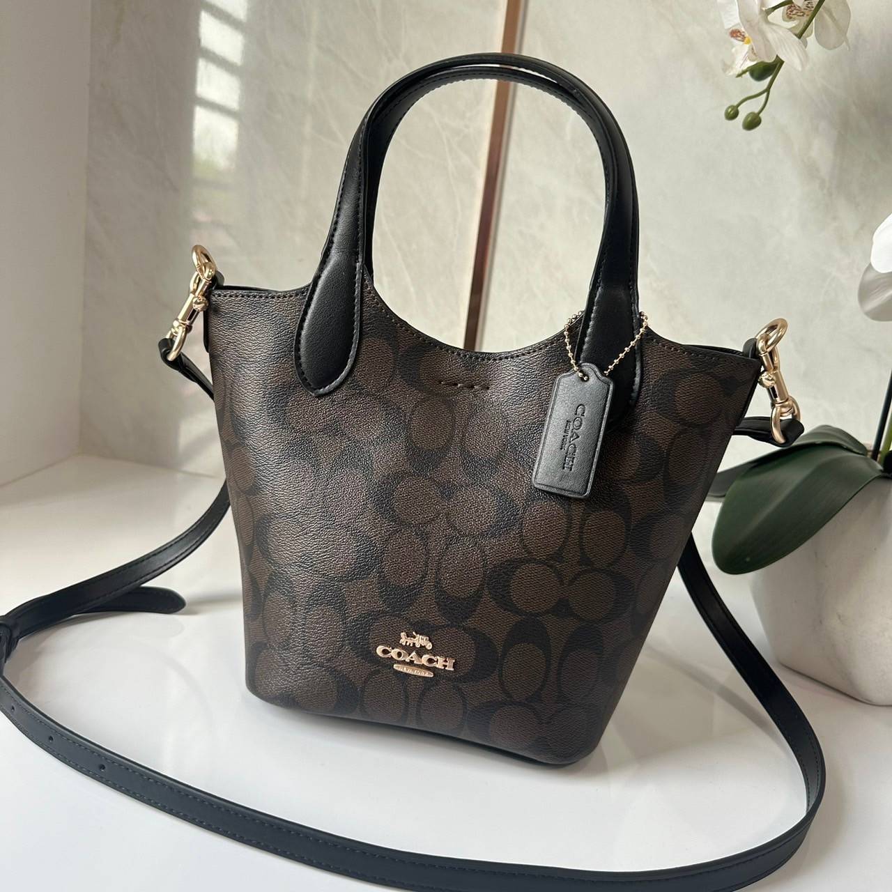 พร้อมส่ง 5 สี COACH HANNA BUCKET BAG กระเป๋าถือ/สะพายข้างทรงบักเก็ตรุ่นใหม่ดีไซน์เก๋น่ารัก เกรดท็อปออริ เกรดดีสุด สลับแท้ 1:1