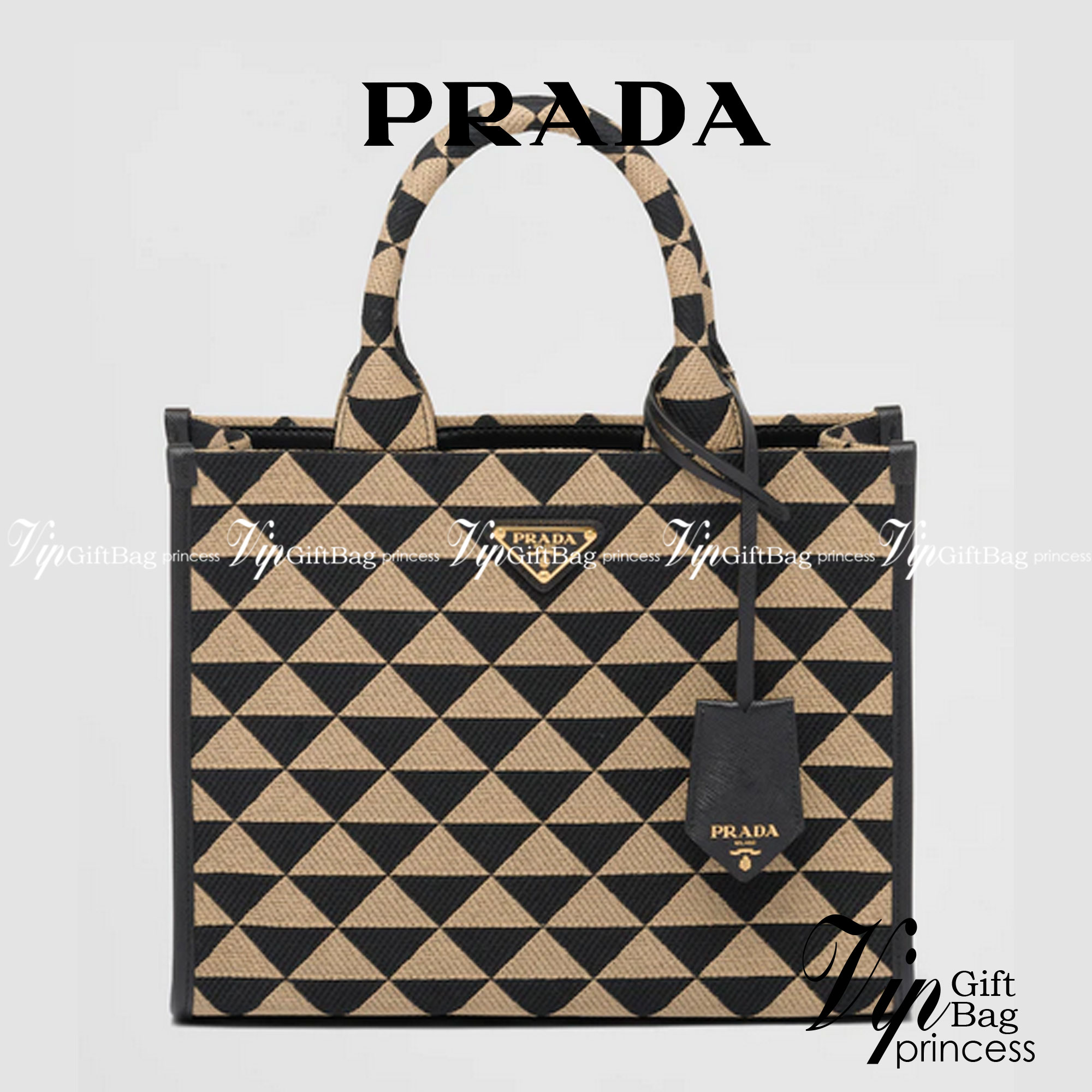 PRADA Small Prada Symbole jacquard fabric handbag แบบใหม่ล่าสุดจากแบรนด์ดัง จัดให้แบบเลิศๆ กับกระเป๋าทรงโท้ท สวยเอกลักษณ์ ภายในโล่งกว้างมาก ใส่ของแบบแน่นๆ จุๆไปได้เลย หมดห่วง!! และยังมีสายครอสบอดี้มาให้ จะสะพายชิคๆคูลๆ จะถือแบบปังๆ ก็เอาอยู่ทุกลุค ราคาคุ้