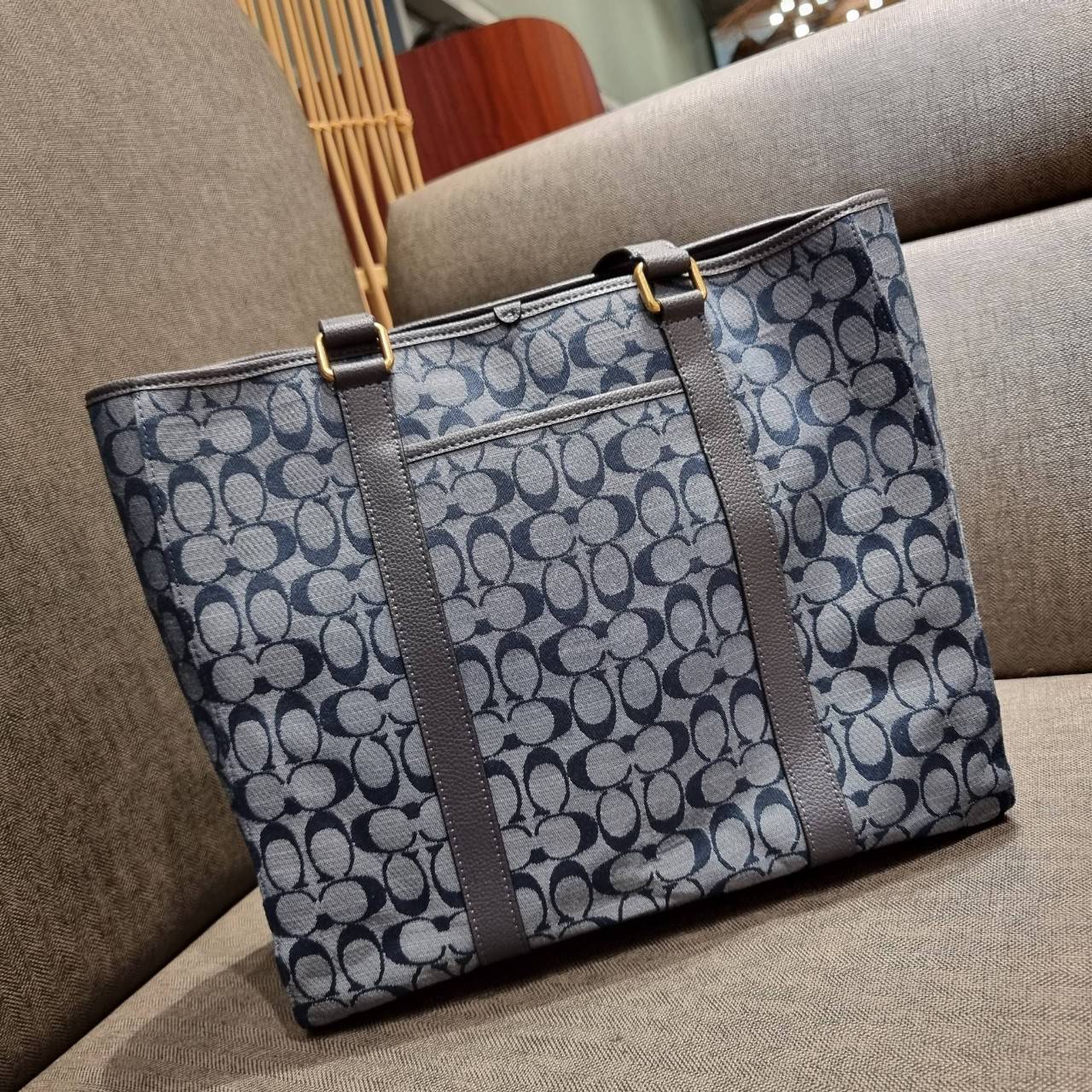 COACH C8182 HUDSON DOUBLE HANDLE TOTE IN SIGNATURE CHAMBRAY ใหม่ล่าสุด กระเป๋าทรงโท้ทใบใหญ่ ที่จุดของความจุ ใส่ได้แบบคุ้มๆไปเลย วัสดุผ้าแชมเบรย์ตัดด้วยหนัง pepble สวย คม ดูดี ปากกระเป๋ามีกระดุมแม่เหล็กปิดกันของหล่นได้ ภายในโล่งกว้างมาก ซิกเนเจอร์รุ่นนี้คื