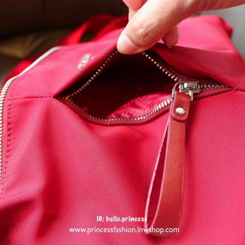 Prada mini tote กระเป๋าถือหรือสะพายขนาดกำลังน่ารัก วัสดุ matte canvas เนื้อหนา อะไหล่เงินทั้งใบ ด้านหน้าประดับ logo brand + ช่องซิปเล็ก ช่องหลักเปิดปิดด้วยซิป แบ่ง 2 ช่องใหญ่ ภายในกว้าง ใส่ iPad ได้ มีช่องเล็ก และช่องซิป ด้านหลังมีอีก 1 ช่องซิป มีห่วงปรับ