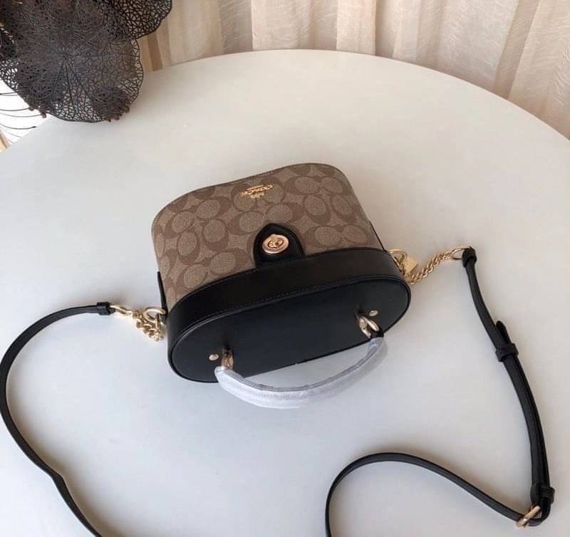 COACH KAY CROSSBODY IN SIGNATURE ((78277)) กลับมาอีกครั้ง! กระเป๋าหิ้ว//สะพายแบบครอสบอดี้ร์ หนังแท้นิ่มสวย เปิดปิดกระเป๋าแบบหมุนล็อค ภายในโล่งสามารถใส่กระเป๋าเงินใบกลางได้;มือถือได้ทุกรุ่น; มีช่องเล็กให้ใส่ของจุกจิก;ซัปในบุผ้าอย่างดีเลยค่ะ มาพร้อมสายสะพาย