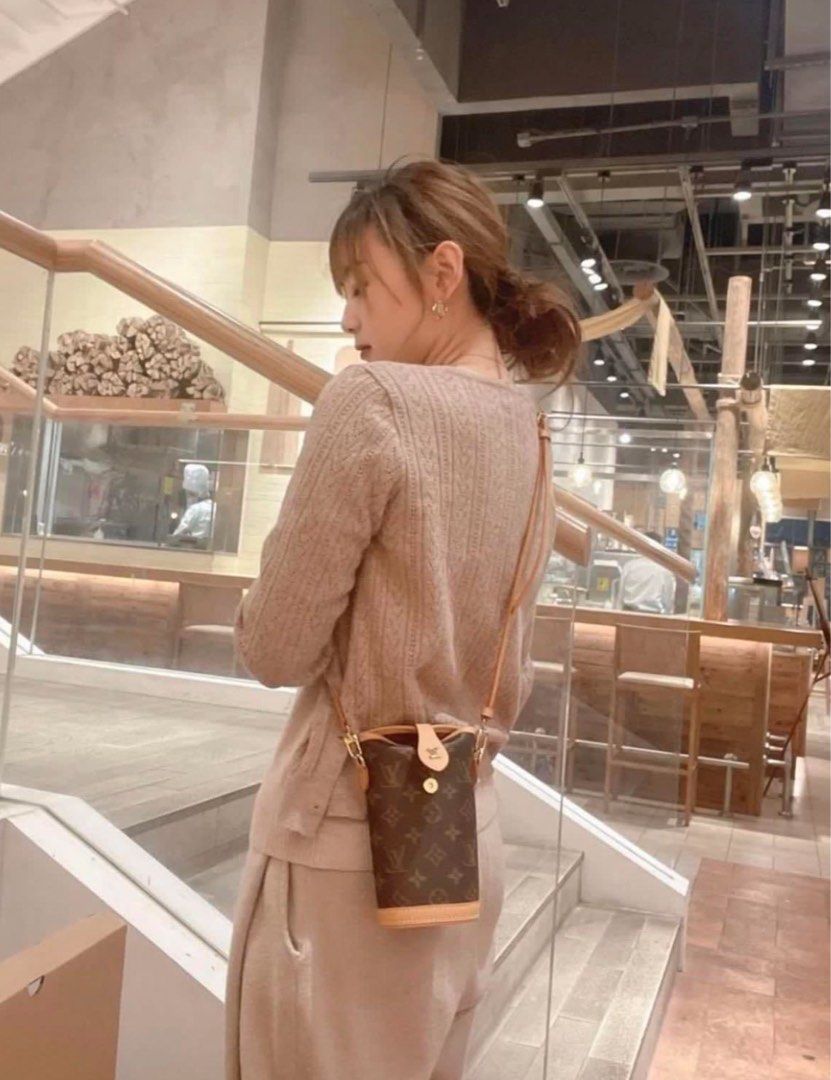 LV Fold Me Pouch กระเป๋าสะพายทรงพอช ผสมผสานความงามแบบวินเทจเข้ากับฟังก์ชันการใช้งานทันสมัย ยกขึ้นแท่น ใส่โทรศัพท์ของสำคัญได้ครบ ด้วยดีไซน์ที่ออกมาให้ใช้งานได้ง่าย ขนาดกำลังน่ารัก