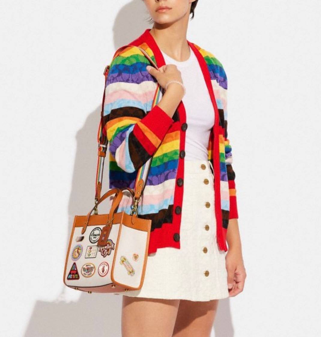 COACH FIELD TOTE 22 WITH PATCHES CA138 ส่วนหนึ่งจาก Coach Pride Collection ซึ่งเป็นการเฉลิมฉลองความเท่าเทียม ความหลากหลาย และการแสดงออกถึงตัวตนที่แท้จริงภายในชุมชน LGBTQIA+ ในเดือนนี้และทุกเดือน ตั้งแต่วันธรรมดาที่วุ่นวายไปจนถึงวันหยุดสุดสัปดาห์ที่เต็มไปด