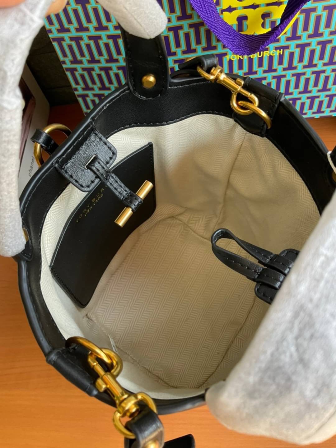 TORY BURCH LEATHER BUCKET BAG MILLER MINI BAG รุ่น 55222 กระเป๋าสะพาย Crossbody ทรงถังสวยสุดฮิต เป็นรูปทรงใหม่