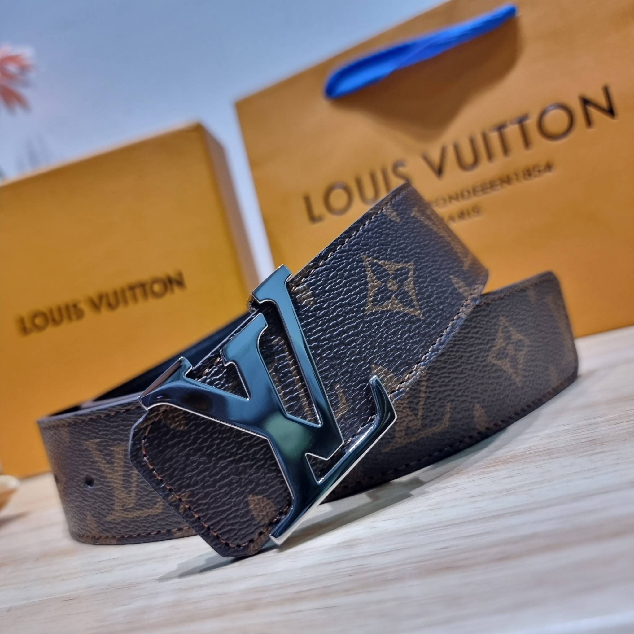 LV Belt Monogram / Silver- Gold เข็มขัดสุดคลาสสิค เรียบง่าย ผู้ดี เป็นซิกเนเจอร์ ด้วยดีไซน์ที่เป็นอมตะ หัวเข็มขัด solid steel อะไหล่ทองและอะไหล่เงินโดดเด่น